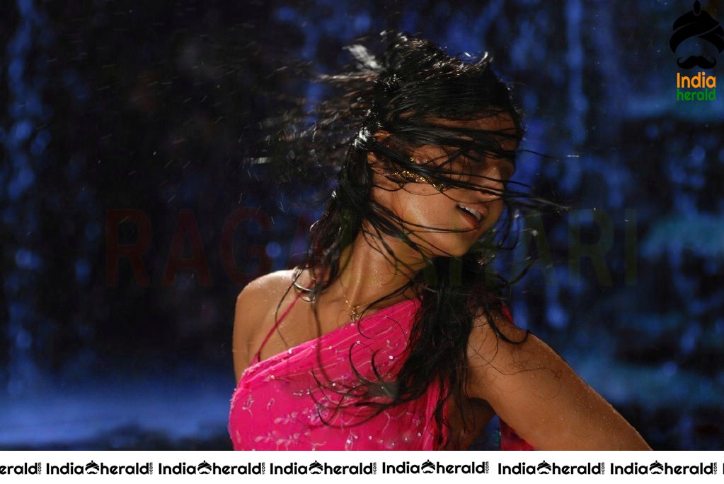 Anushka Saree Stipping Photos when she gets Wet and Tempts our Mood Set 2