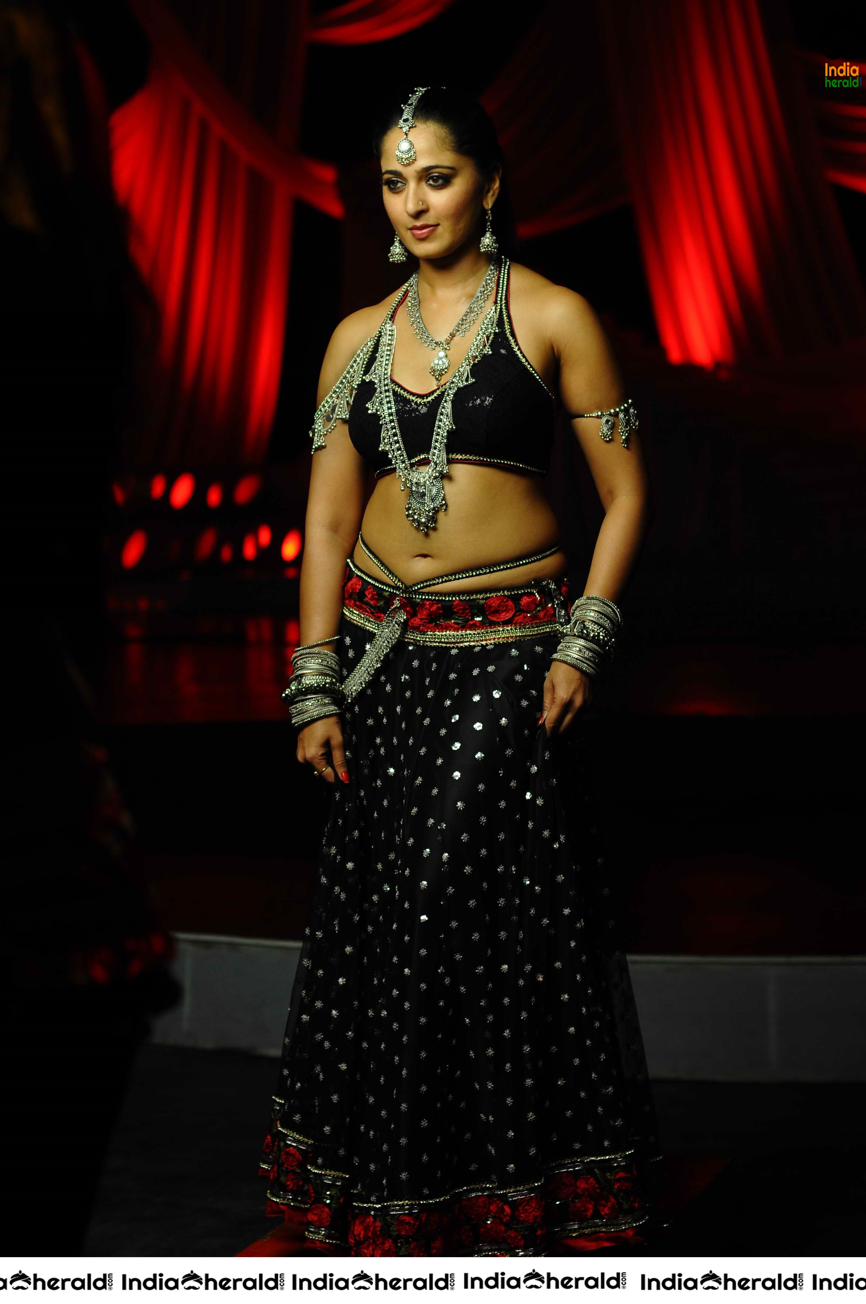 Anushka Shetty Exposing her Fleshy Tummy and Hot Navel in these Very HD Photos