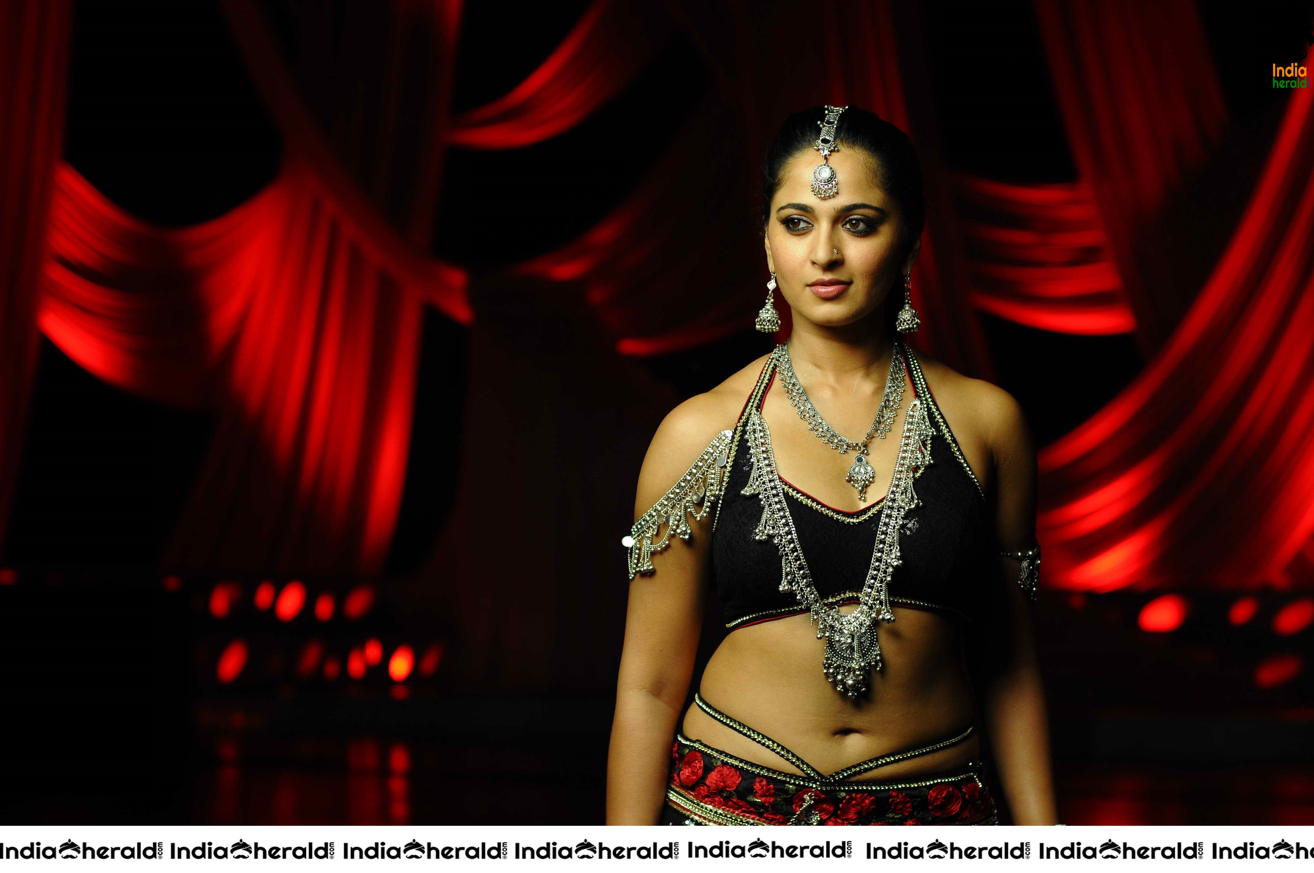 Anushka Shetty Exposing her Fleshy Tummy and Hot Navel in these Very HD Photos