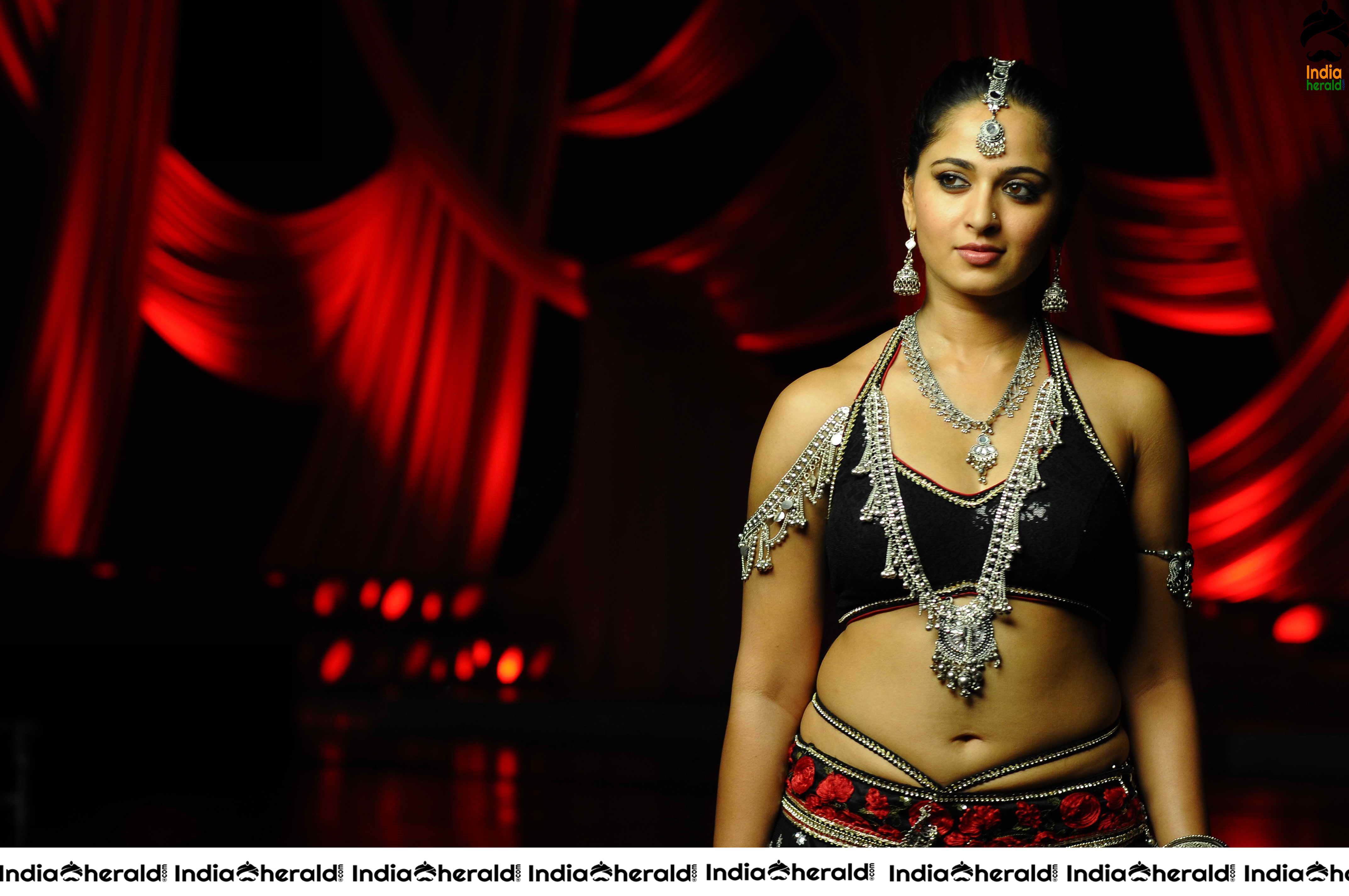 Anushka Shetty Exposing her Fleshy Tummy and Hot Navel in these Very HD Photos