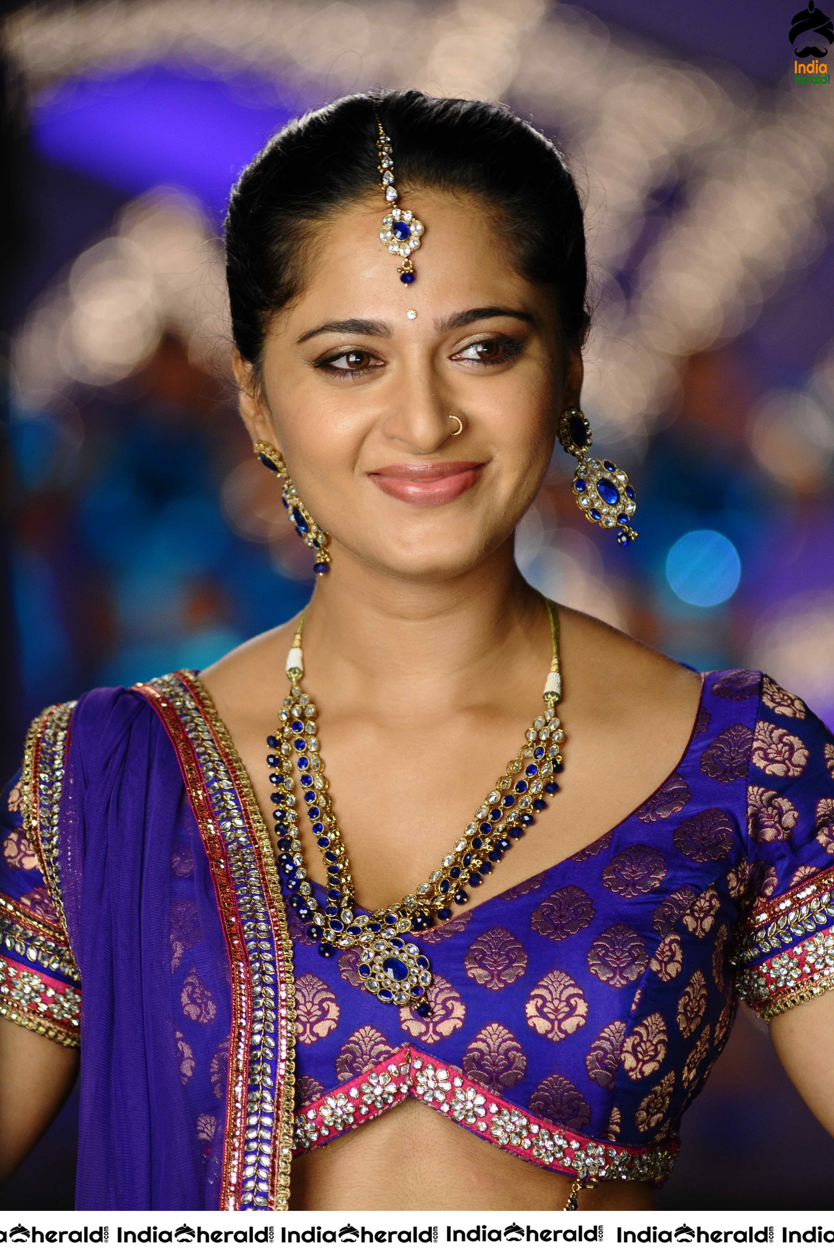 Anushka Shetty Exposing her Fleshy Tummy and Hot Navel in these Very HD Photos