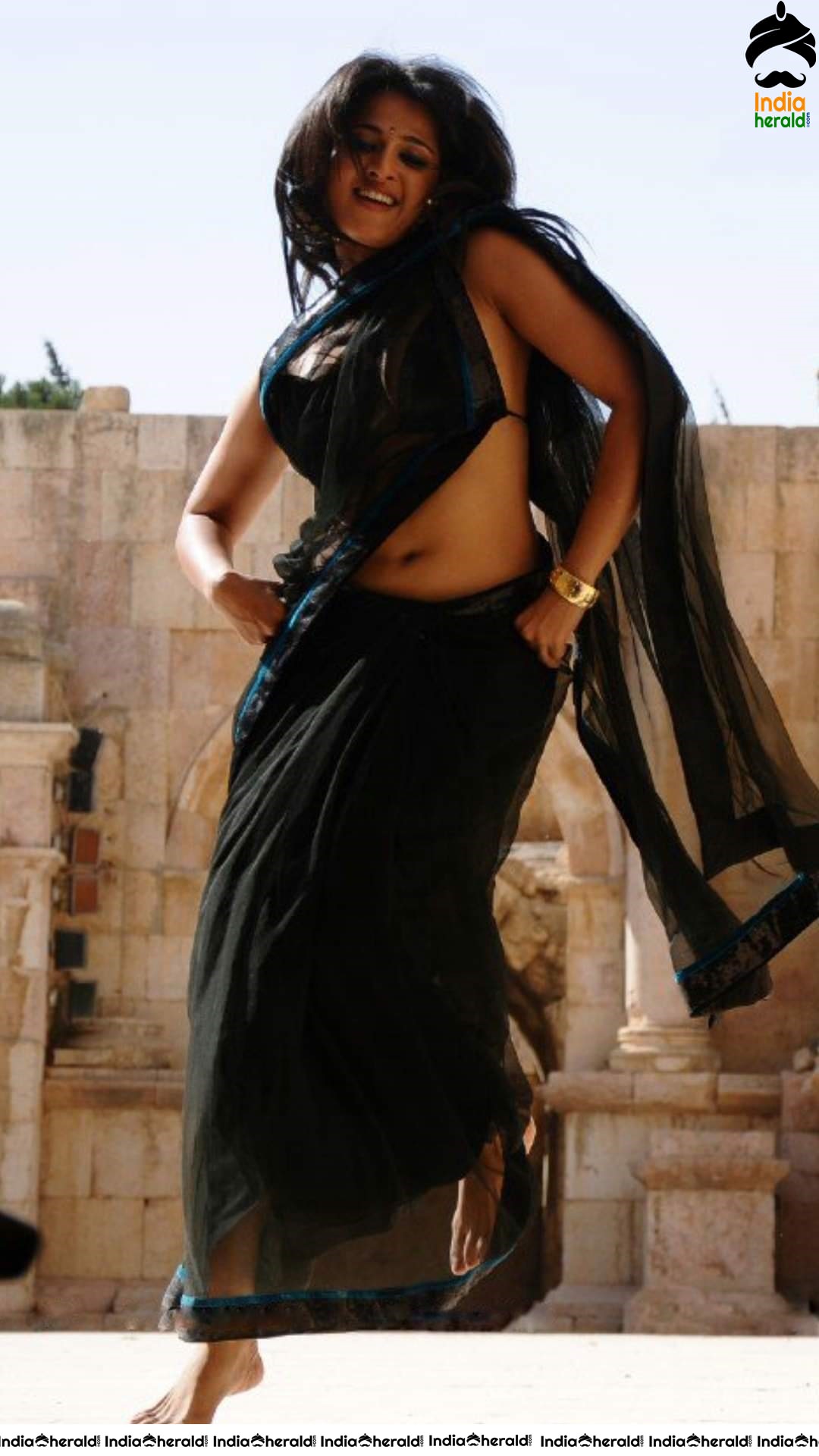 Anushka Shetty Hot Photos Collection Exposing Teasing Curves Navel and Cleavage Set 7