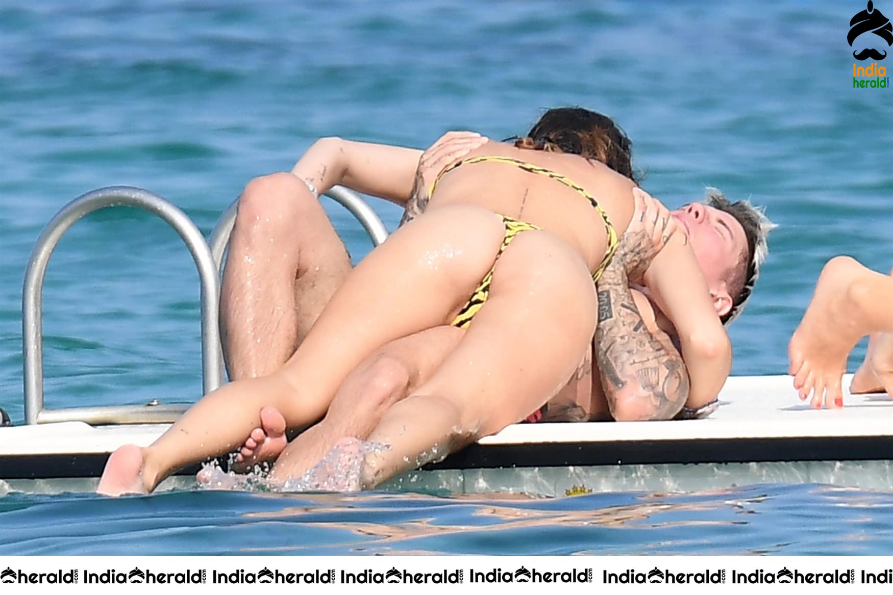 Bella Thorne exposing in Bikini and enjoys with her Boyfriend