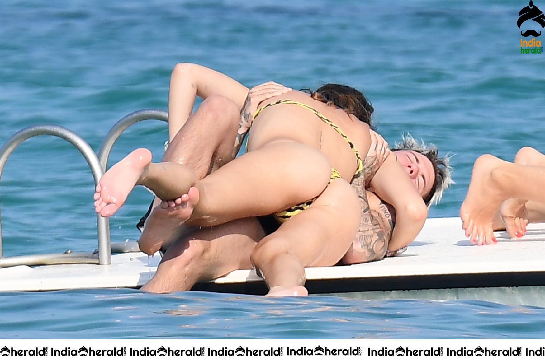 Bella Thorne exposing in Bikini and enjoys with her Boyfriend