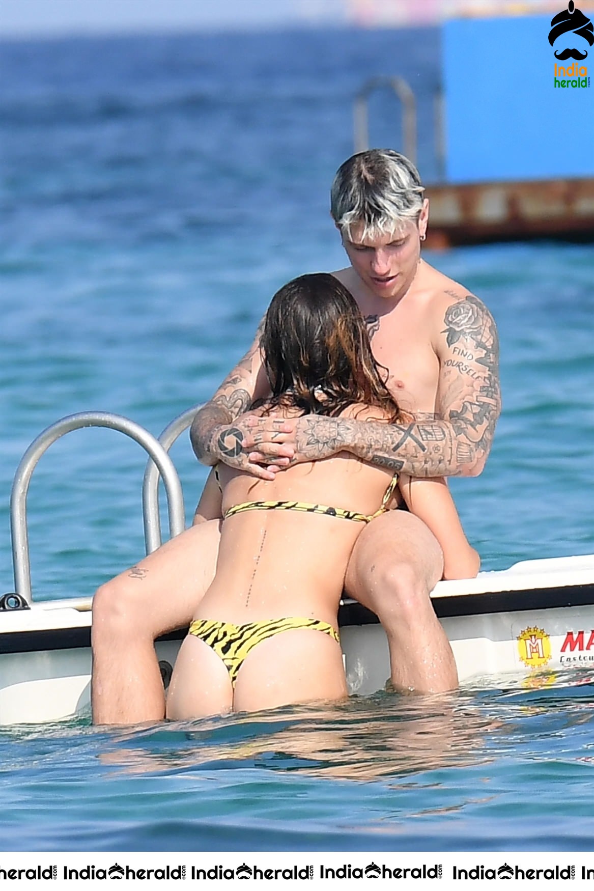 Bella Thorne exposing in Bikini and enjoys with her Boyfriend