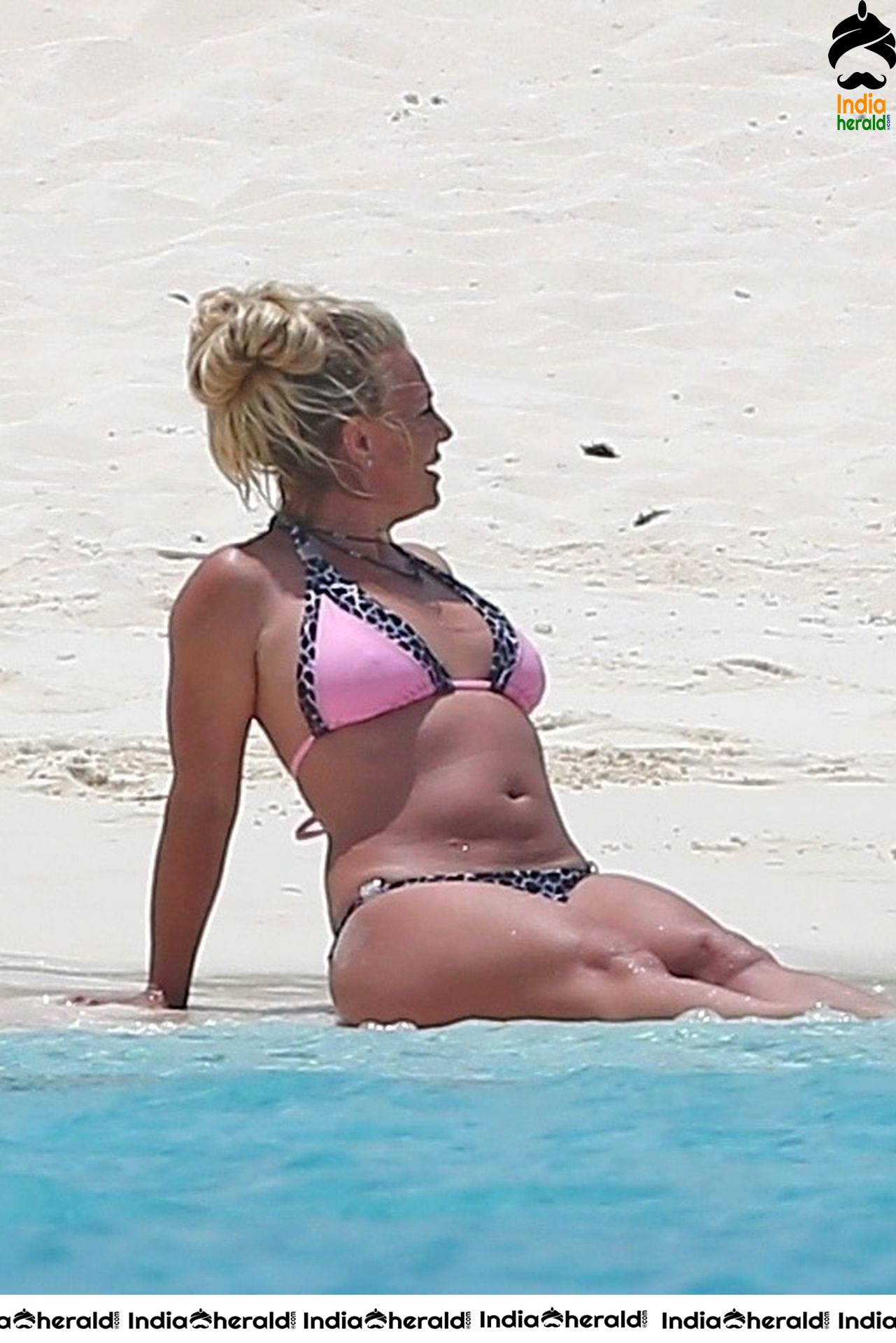 Britney Spears caught by Paparazzi in a Bikini at a Beach in Turks and Caicos Set 1