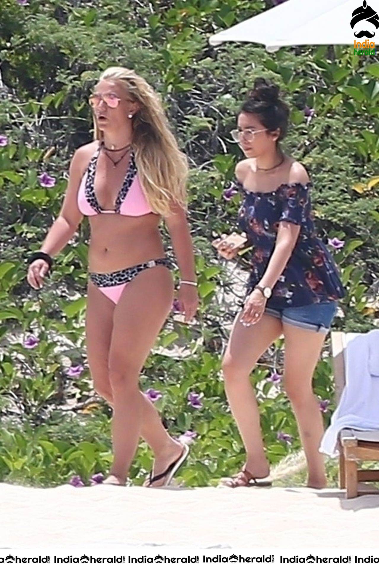 Britney Spears caught by Paparazzi in a Bikini at a Beach in Turks and Caicos Set 1