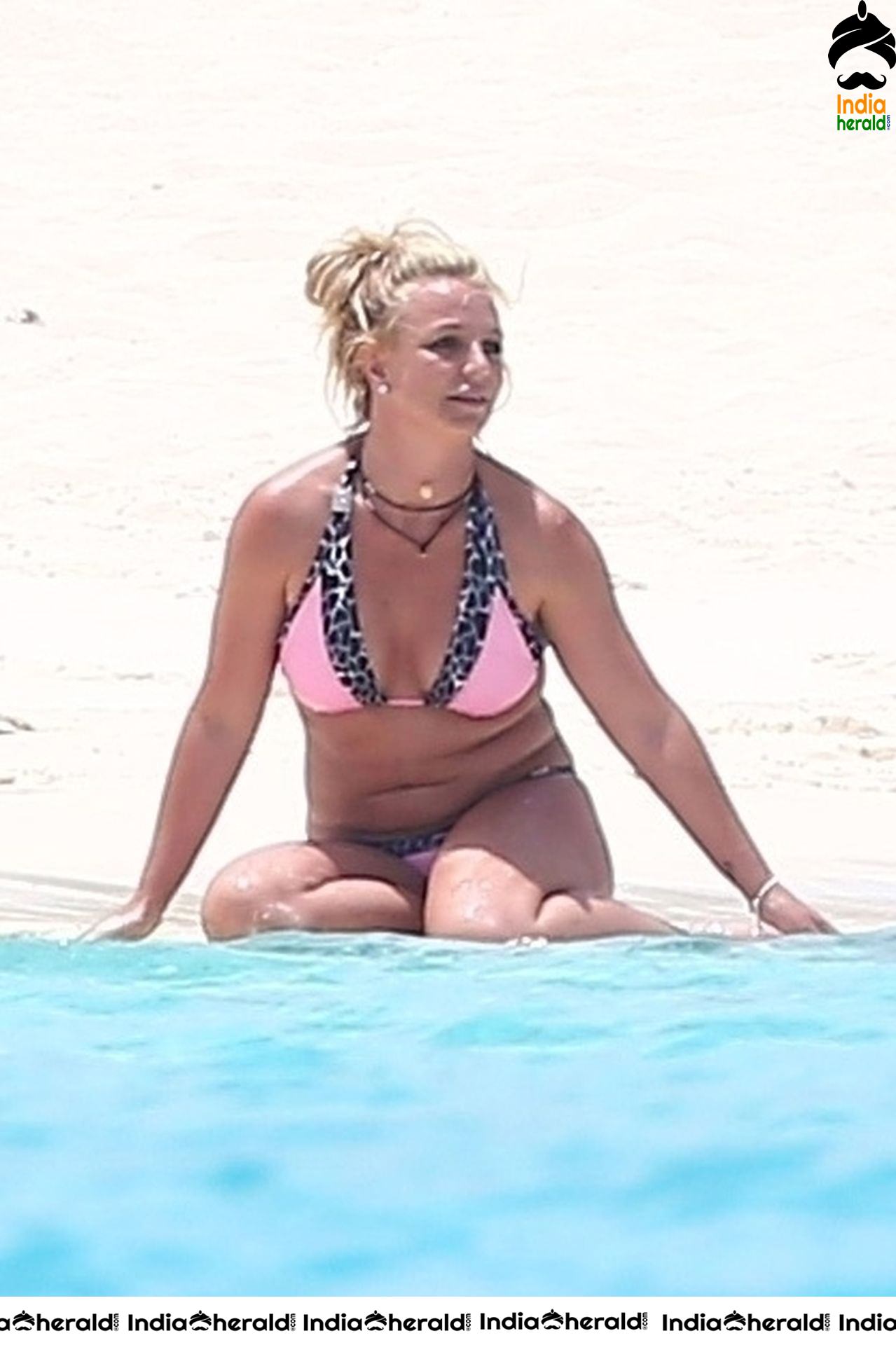 Britney Spears caught by Paparazzi in a Bikini at a Beach in Turks and Caicos Set 2