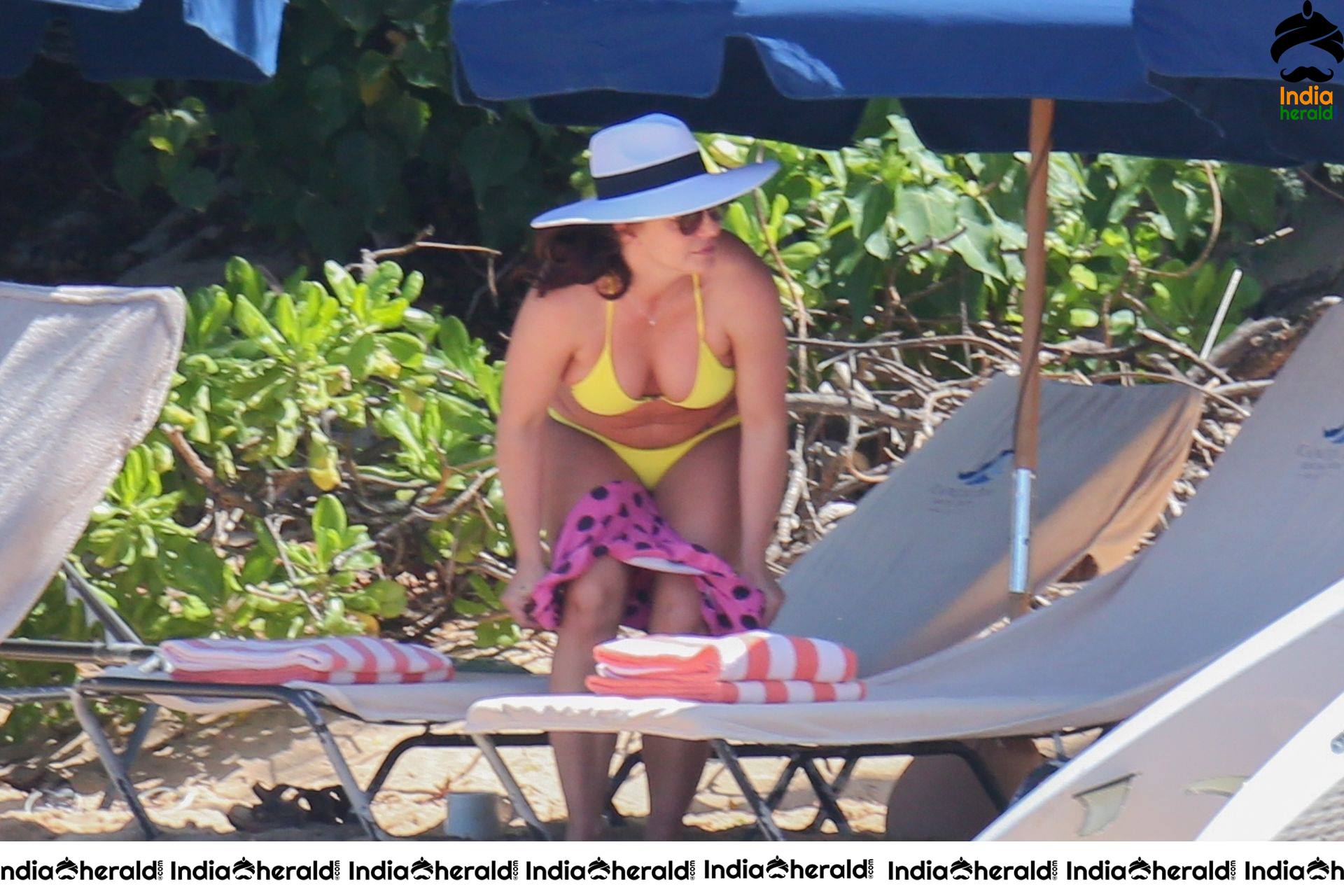Britney Spears In A Bikini At A Beach In Hawaii Set 1
