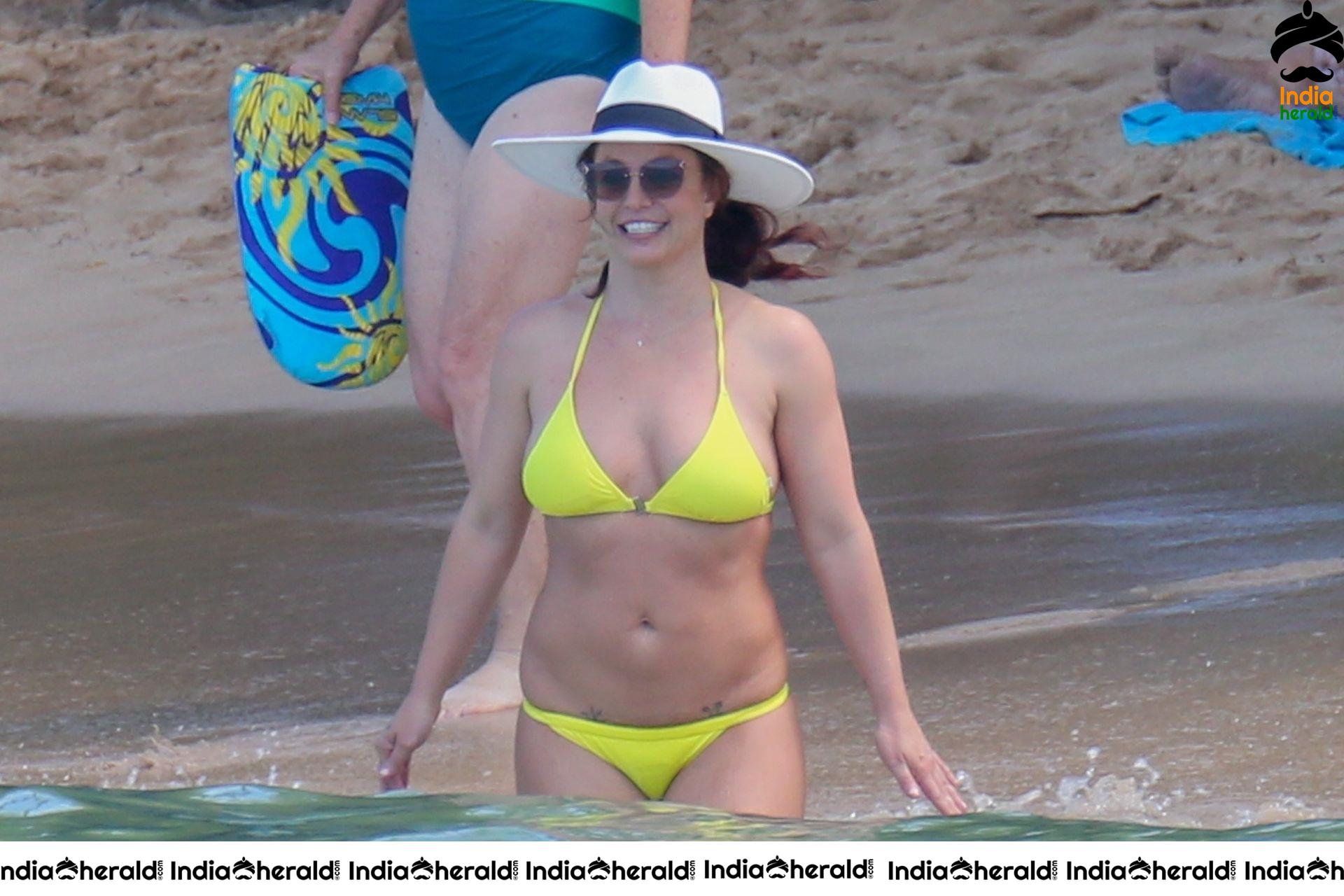 Britney Spears In A Bikini At A Beach In Hawaii Set 1