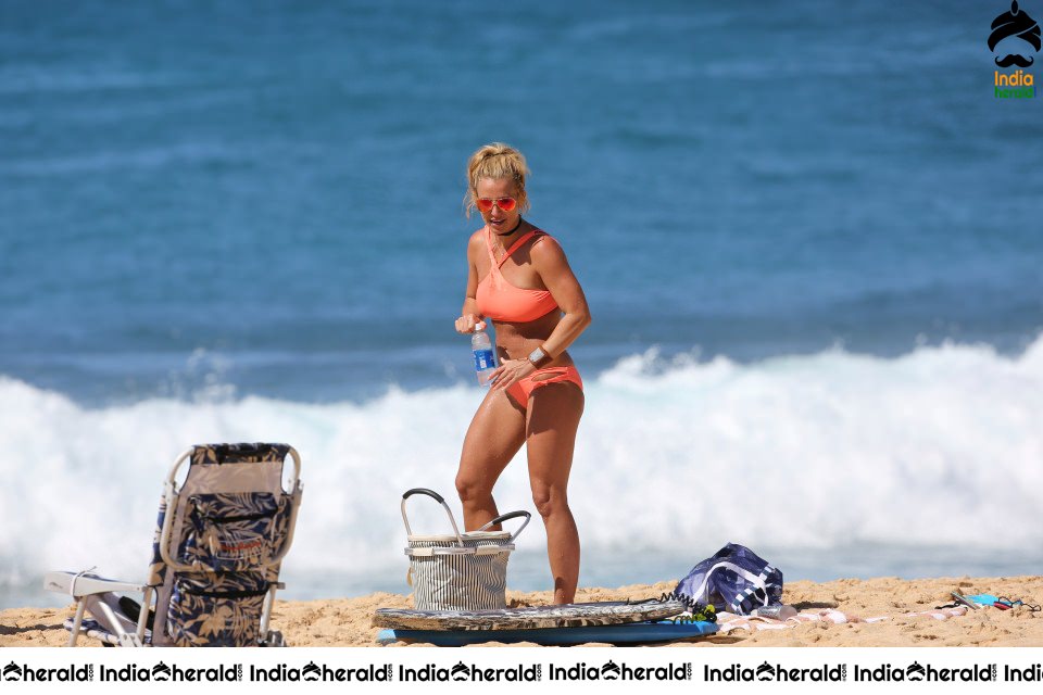Britney Spears Wearing a Bikini at a Beach in Hawaii Set 2