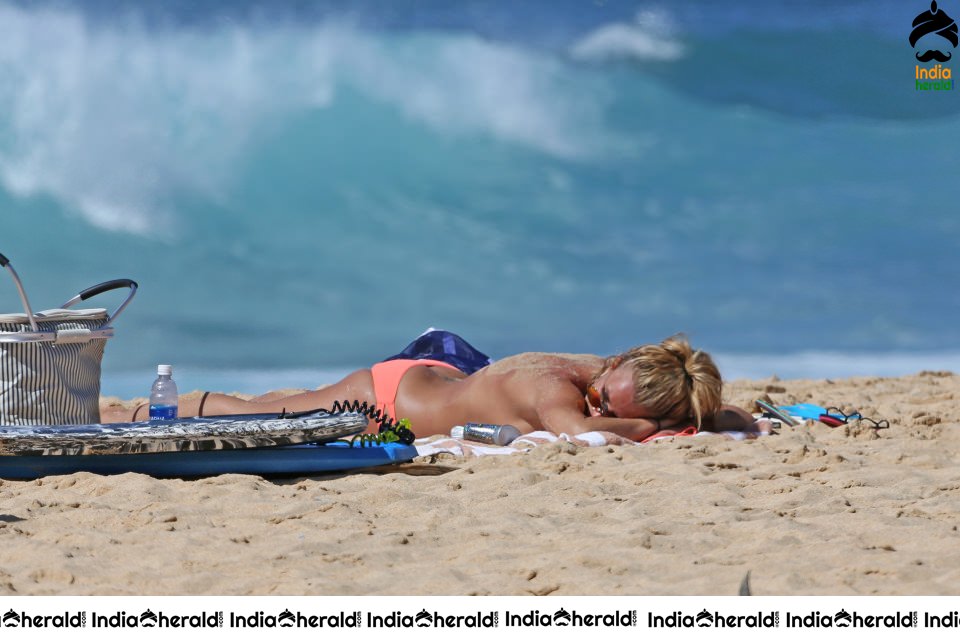 Britney Spears Wearing a Bikini at a Beach in Hawaii Set 2