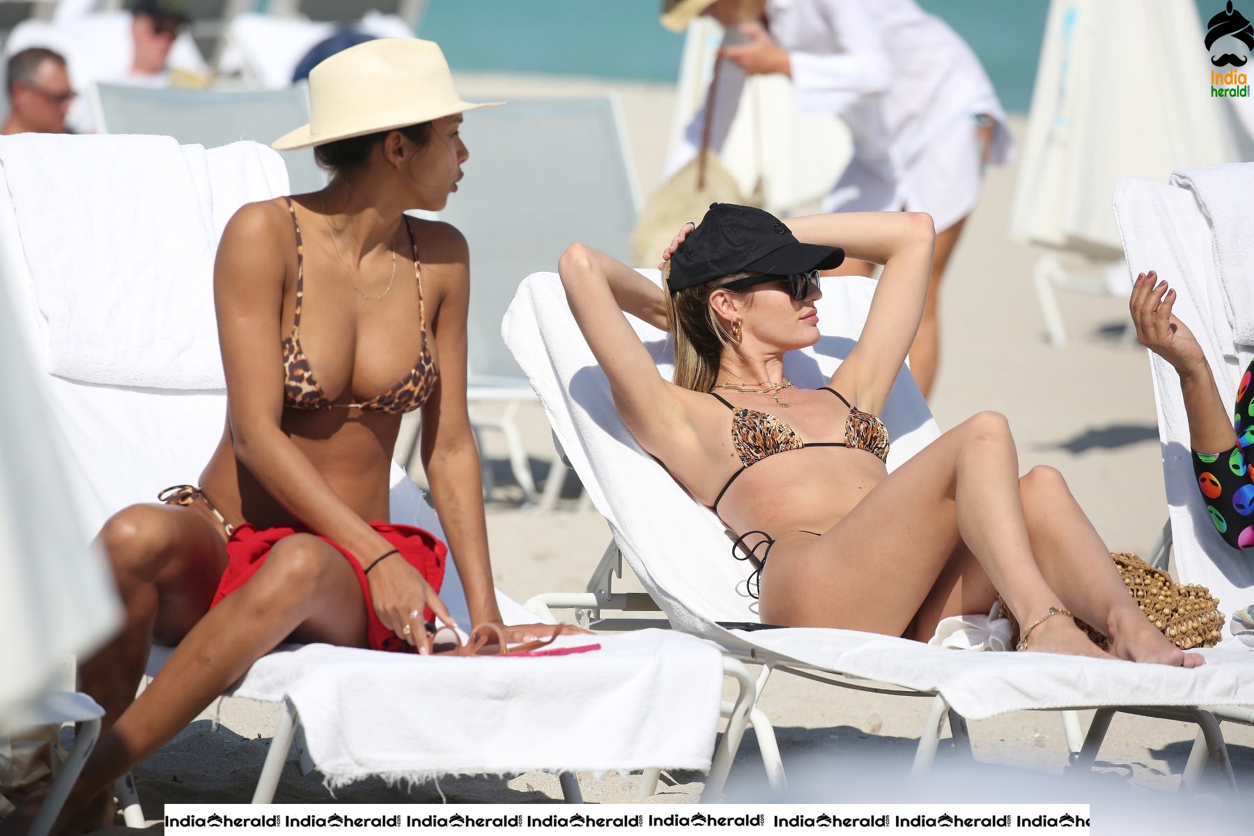 Candice Swanepoel and Lais Ribeiro spotted in Bikini as they have some fun time together Set 2