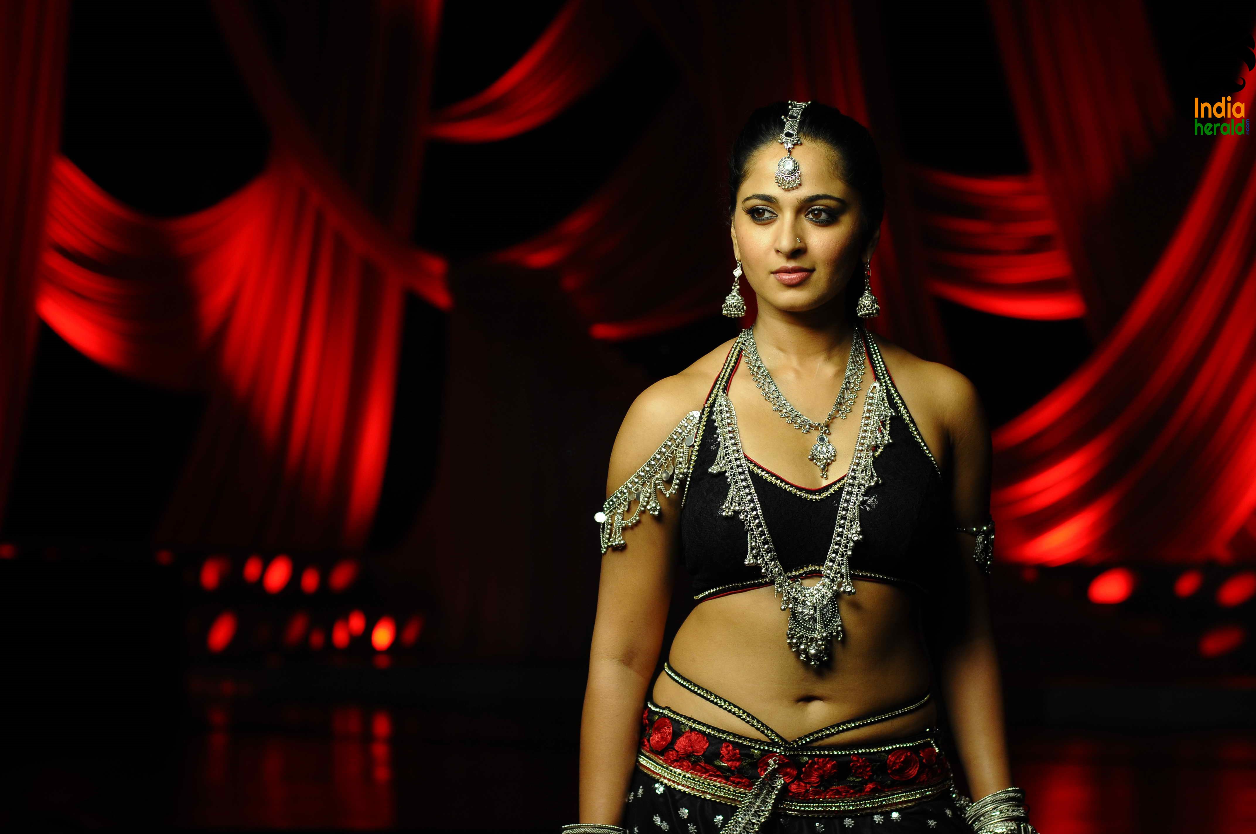 Chubby and Sexy Anushka Flaunts her Hot Belly and Navel
