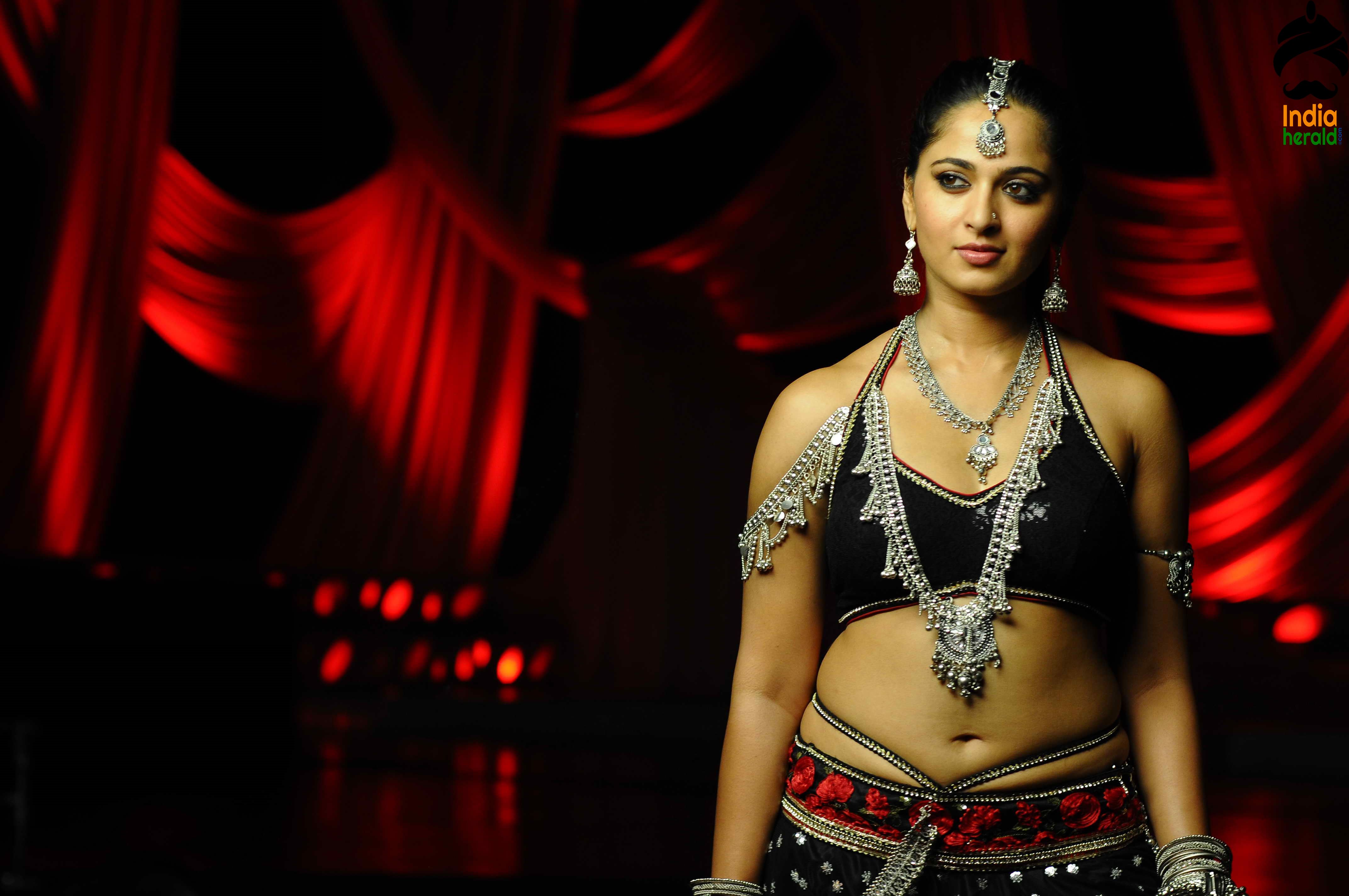 Chubby and Sexy Anushka Flaunts her Hot Belly and Navel