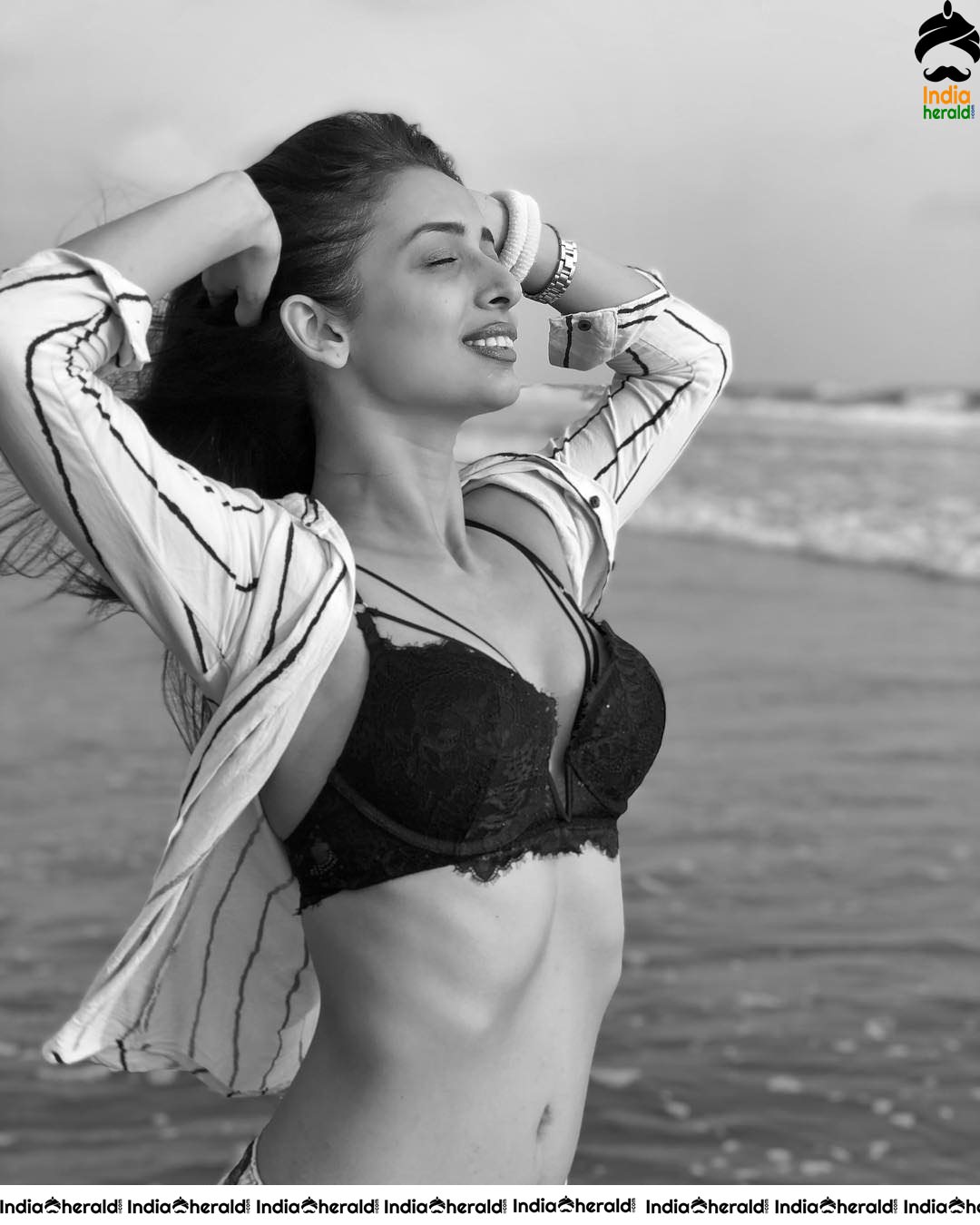 Desi Beauty Heena Sexposing Hot in Bikini