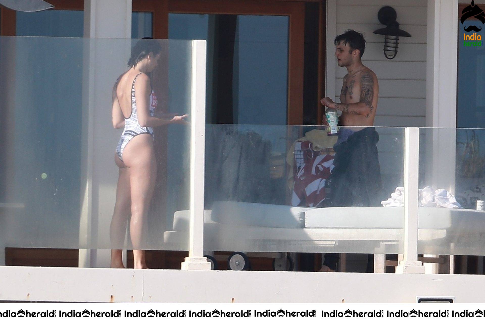 Dua Lips caught in Bikini while enjoying with her friend in Beach at Malibu