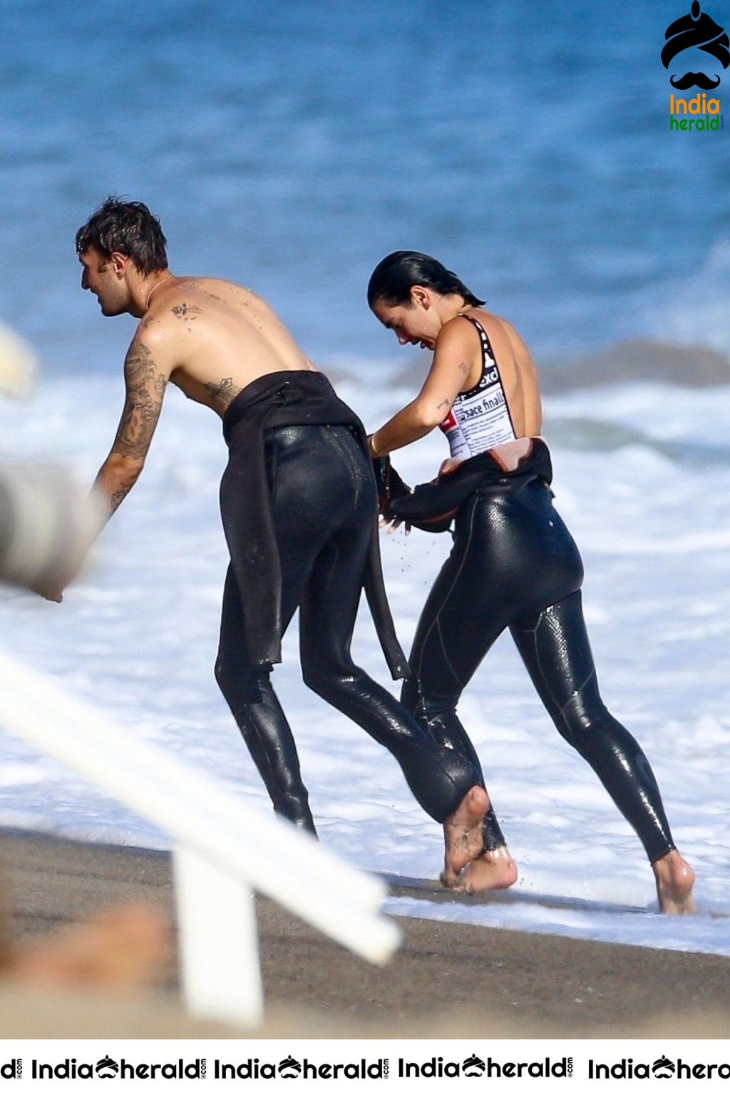 Dua Lips caught in Bikini while enjoying with her friend in Beach at Malibu