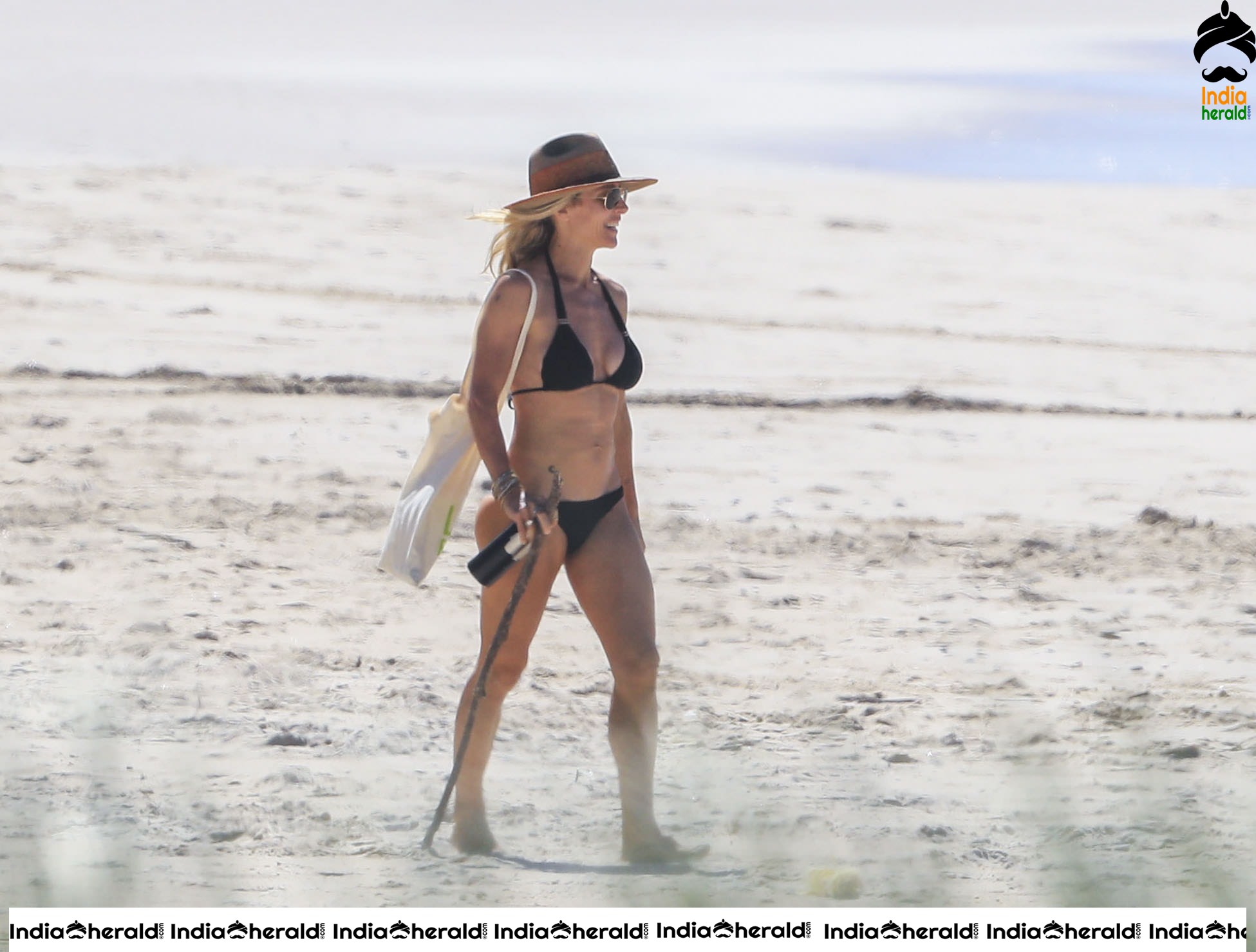 Elsa Pataky in Bikini on the beach in Byron Bay during Corona Lockdown