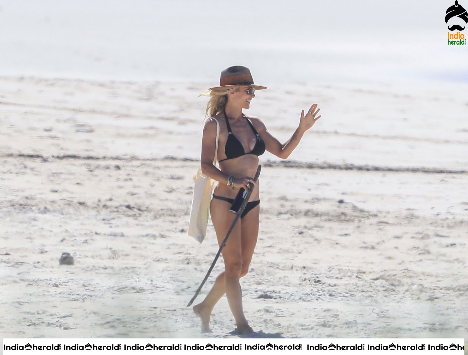 Elsa Pataky in Bikini on the beach in Byron Bay during Corona Lockdown