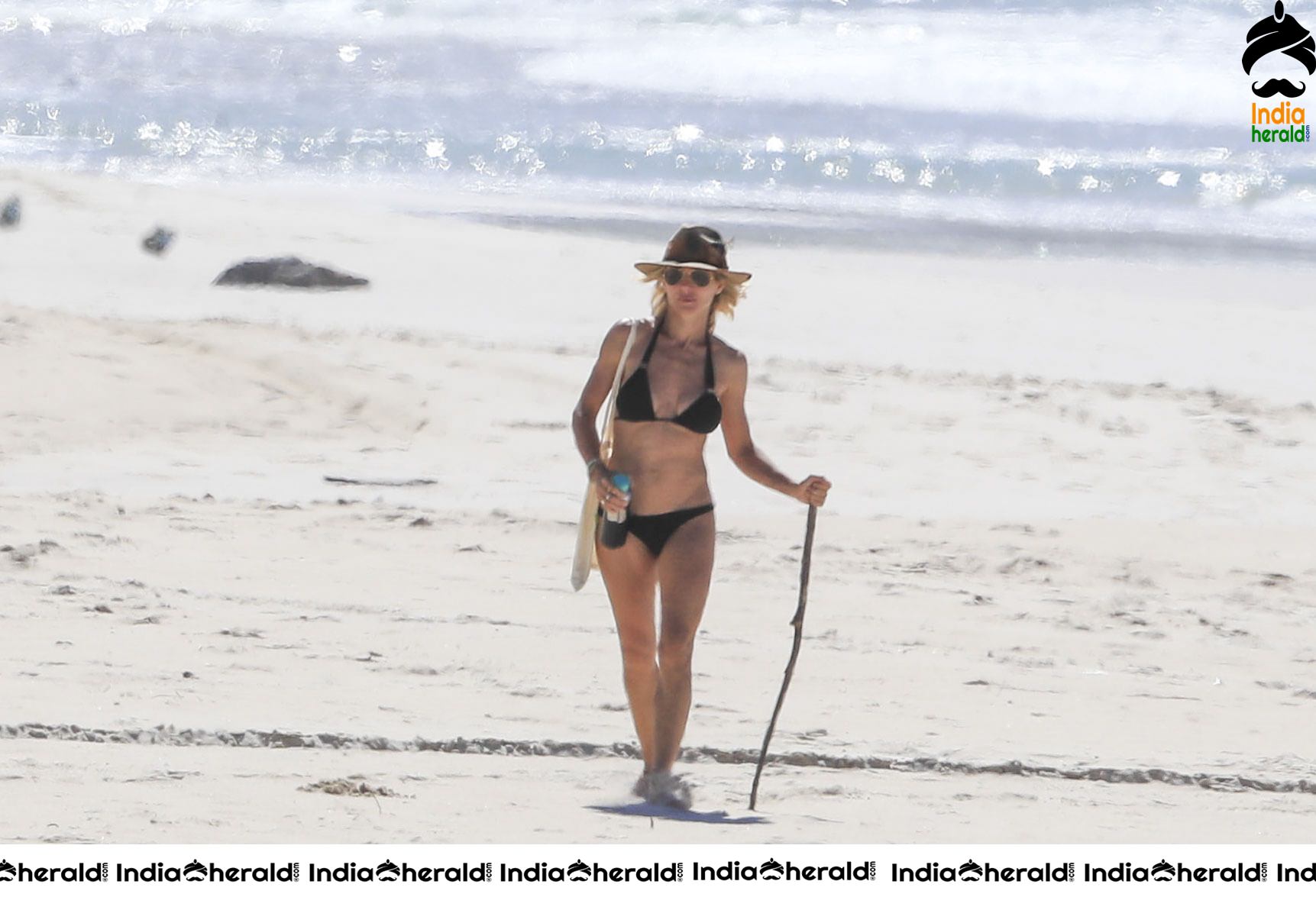 Elsa Pataky in Bikini on the beach in Byron Bay during Corona Lockdown