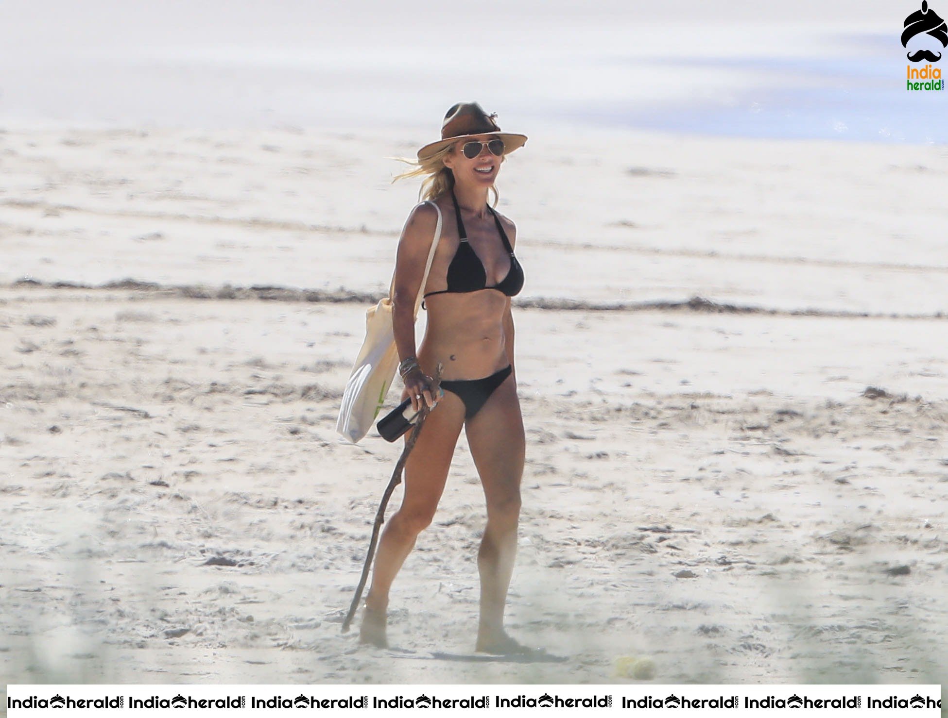 Elsa Pataky in Bikini on the beach in Byron Bay during Corona Lockdown