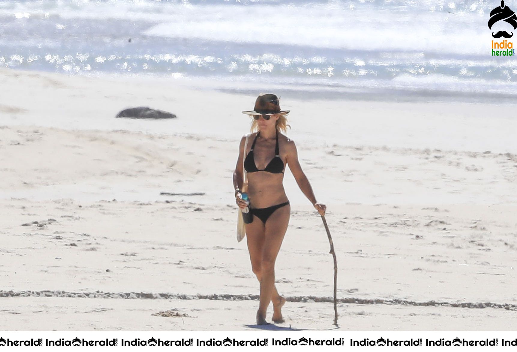 Elsa Pataky in Bikini on the beach in Byron Bay during Corona Lockdown