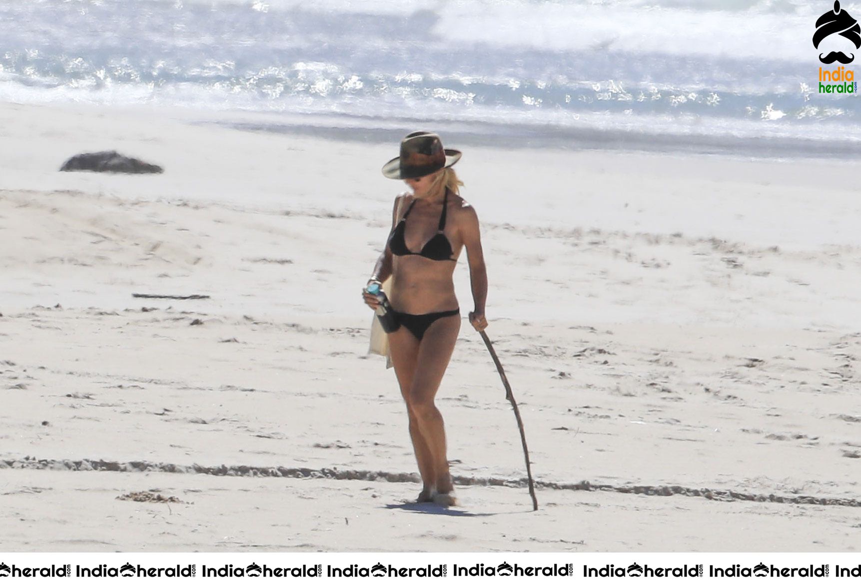 Elsa Pataky in Bikini on the beach in Byron Bay during Corona Lockdown