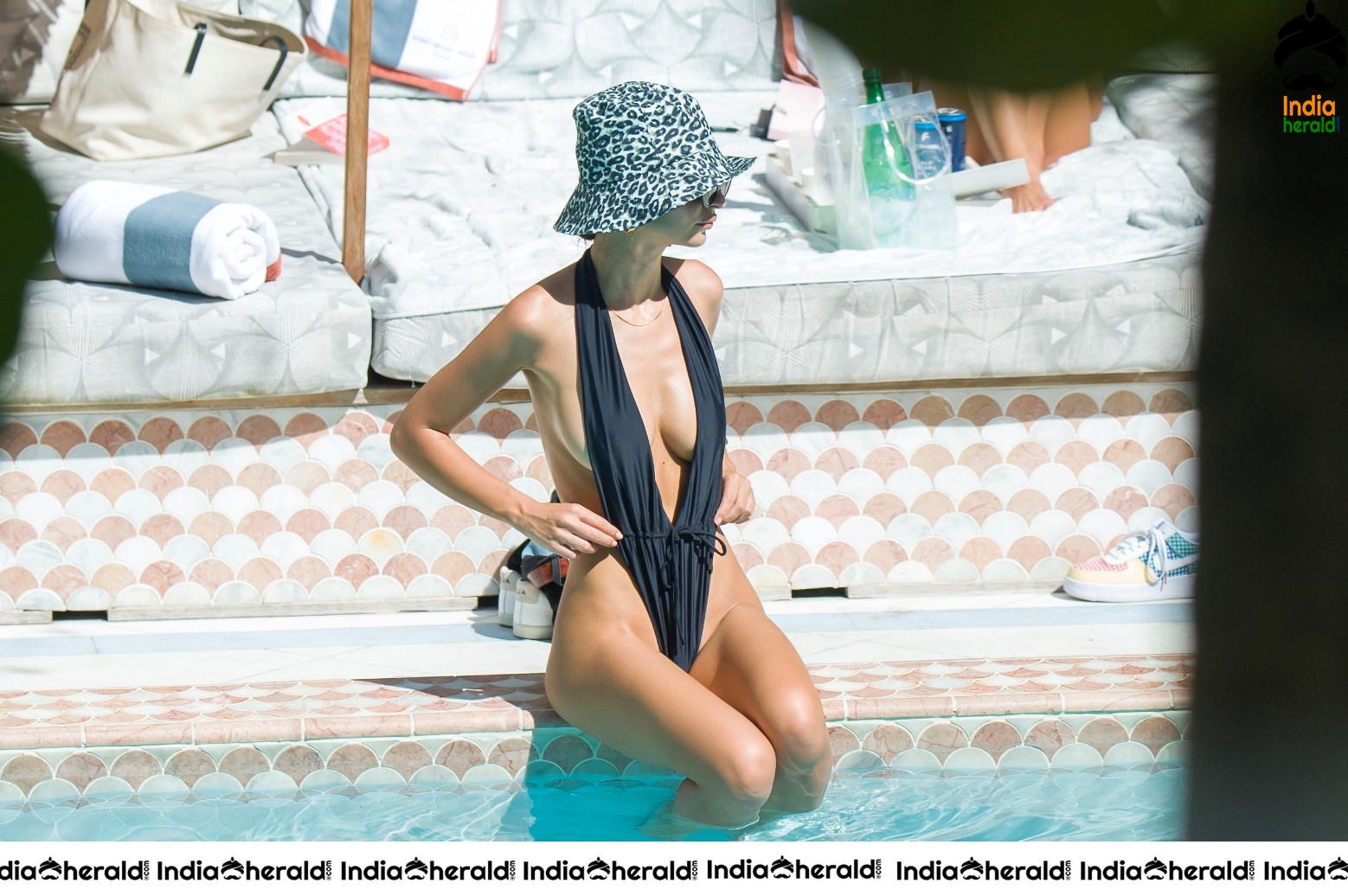Emily Ratajkowski Exposing in Bikini and enjoys by Poolside Set 1