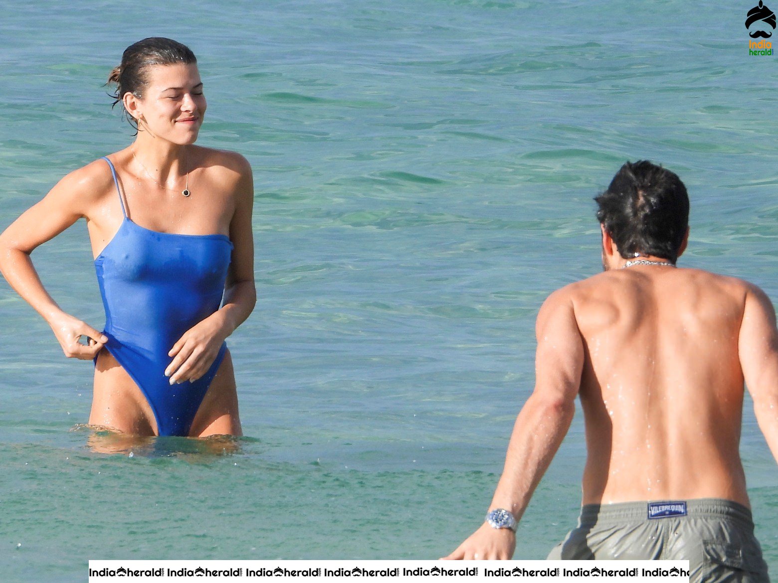 Georgia Fowler in Bikini enjoying with Boyfriend on the beach in Sydney