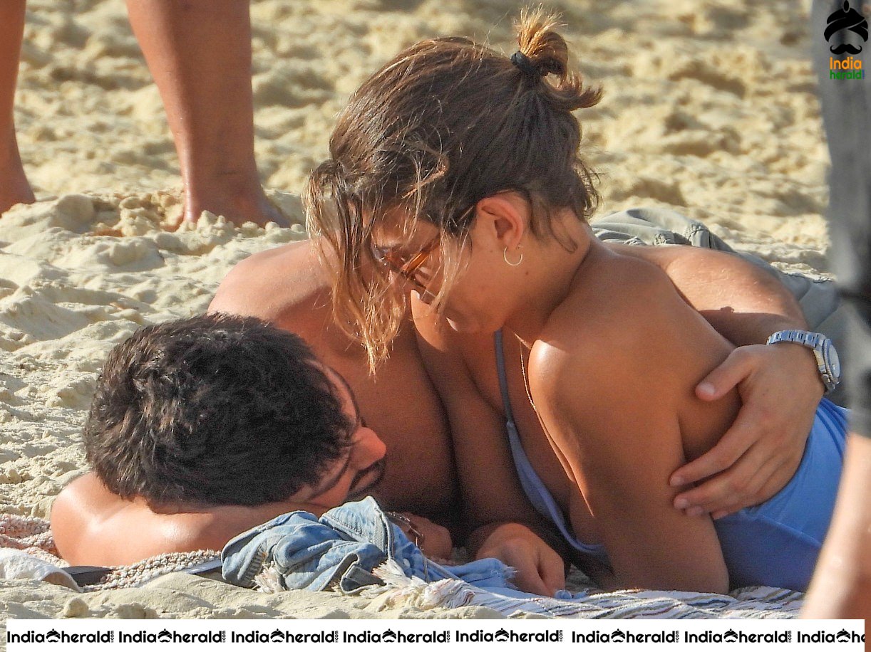 Georgia Fowler in Bikini enjoying with Boyfriend on the beach in Sydney