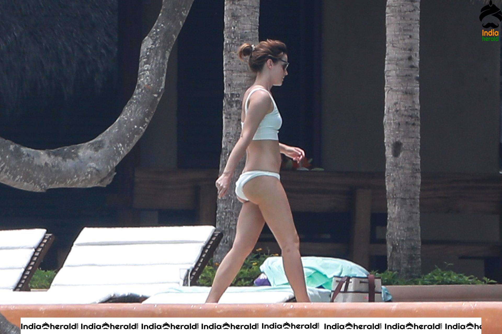 Harry Potter Girl Hermione aka Emma Watson Exposing in Bikini Hot Photos Set 1