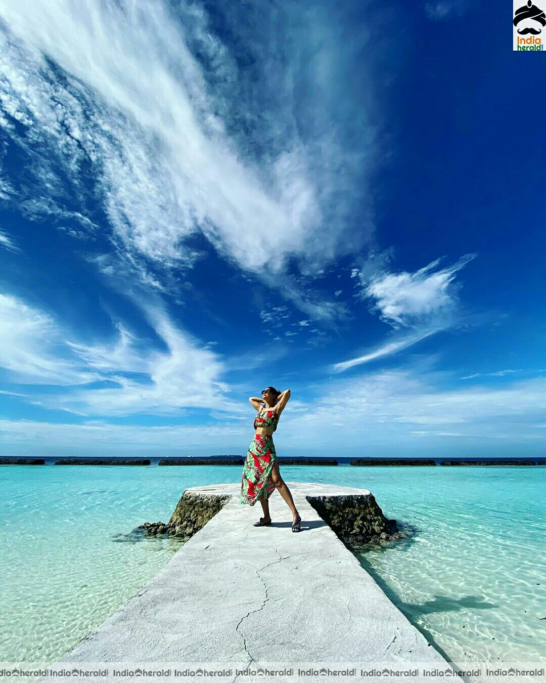 Hina khan Hot Sexy Stills In Beach Set 2