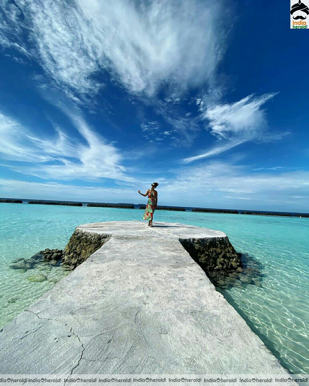 Hina khan Hot Sexy Stills In Beach Set 2