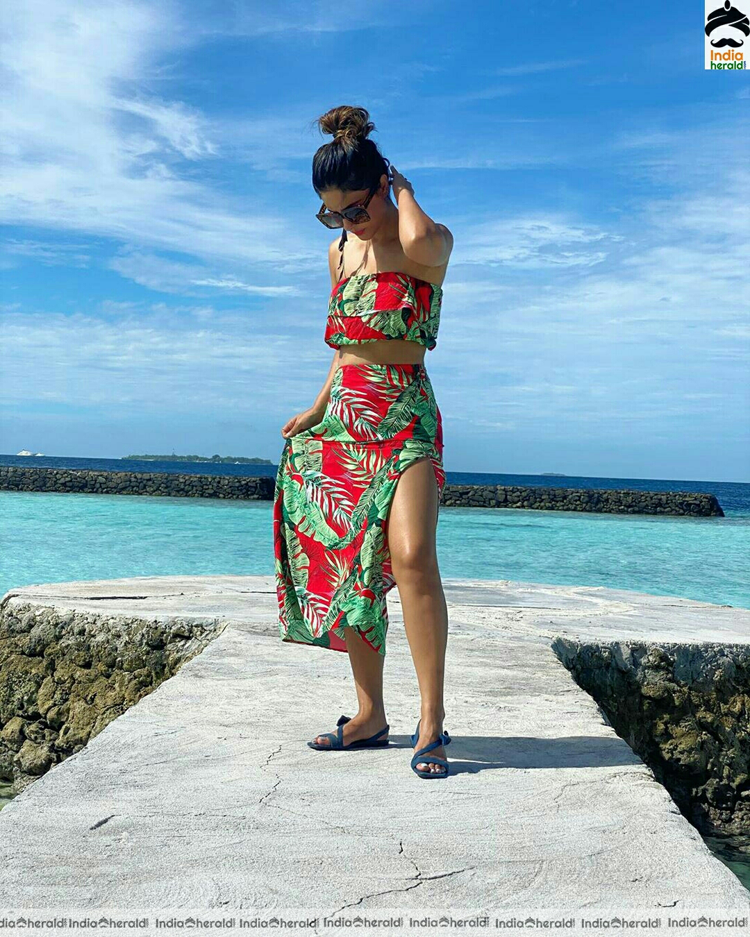 Hina khan Hot Sexy Stills In Beach Set 2