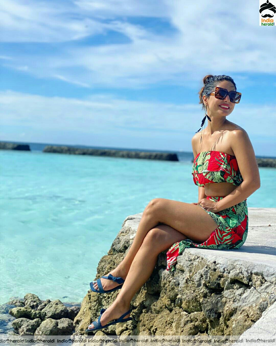 Hina khan Hot Sexy Stills In Beach Set 2