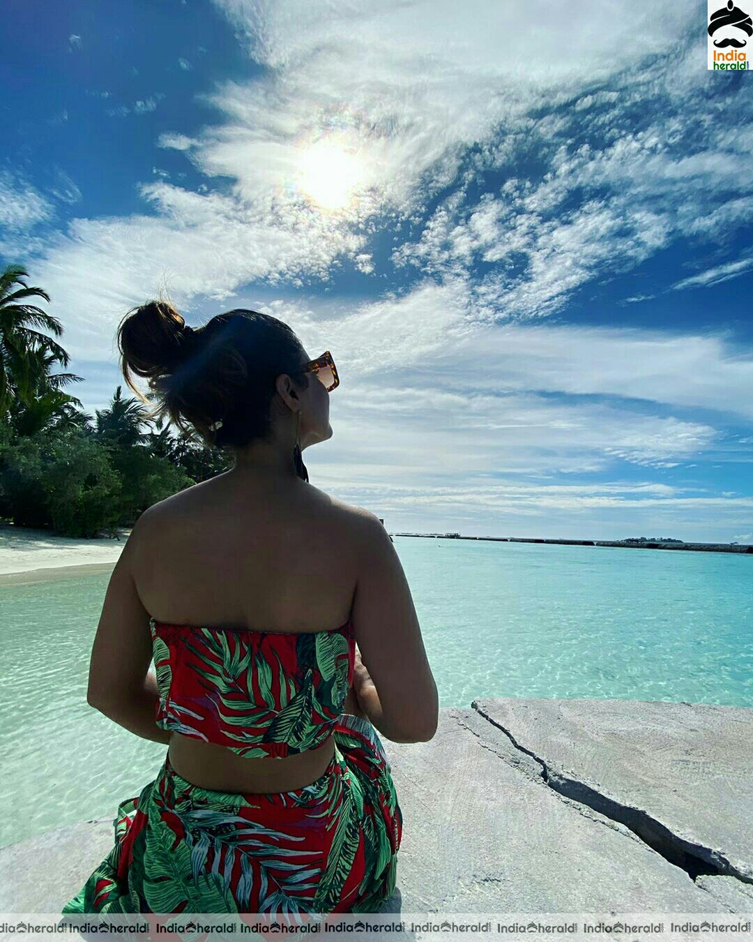 Hina khan Hot Sexy Stills In Beach Set 2