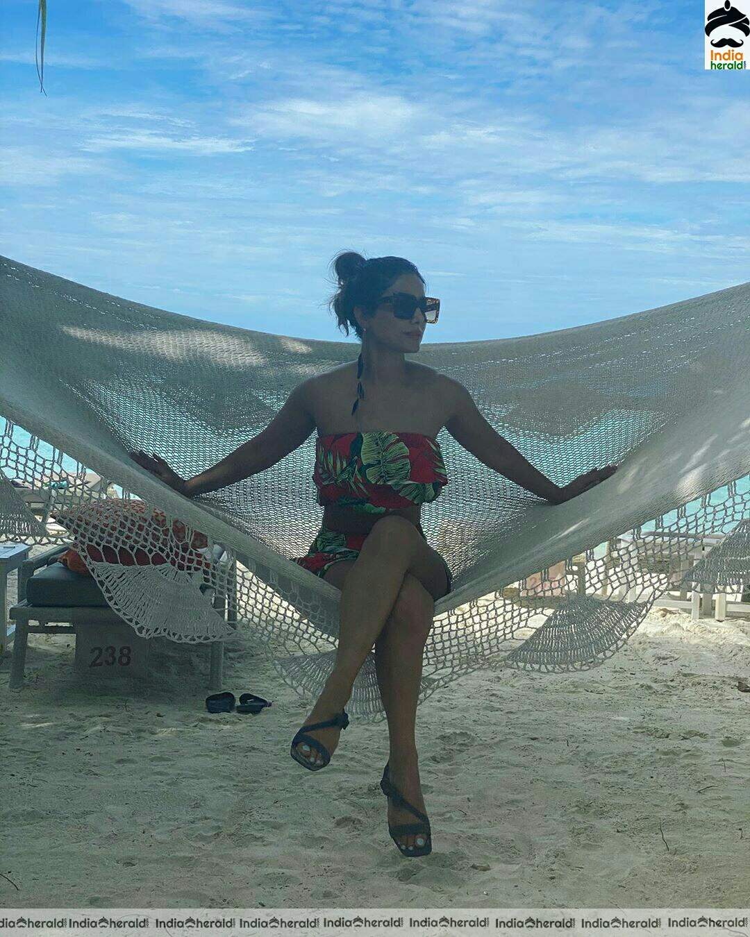 Hina khan Hot Sexy Stills In Beach Set 2