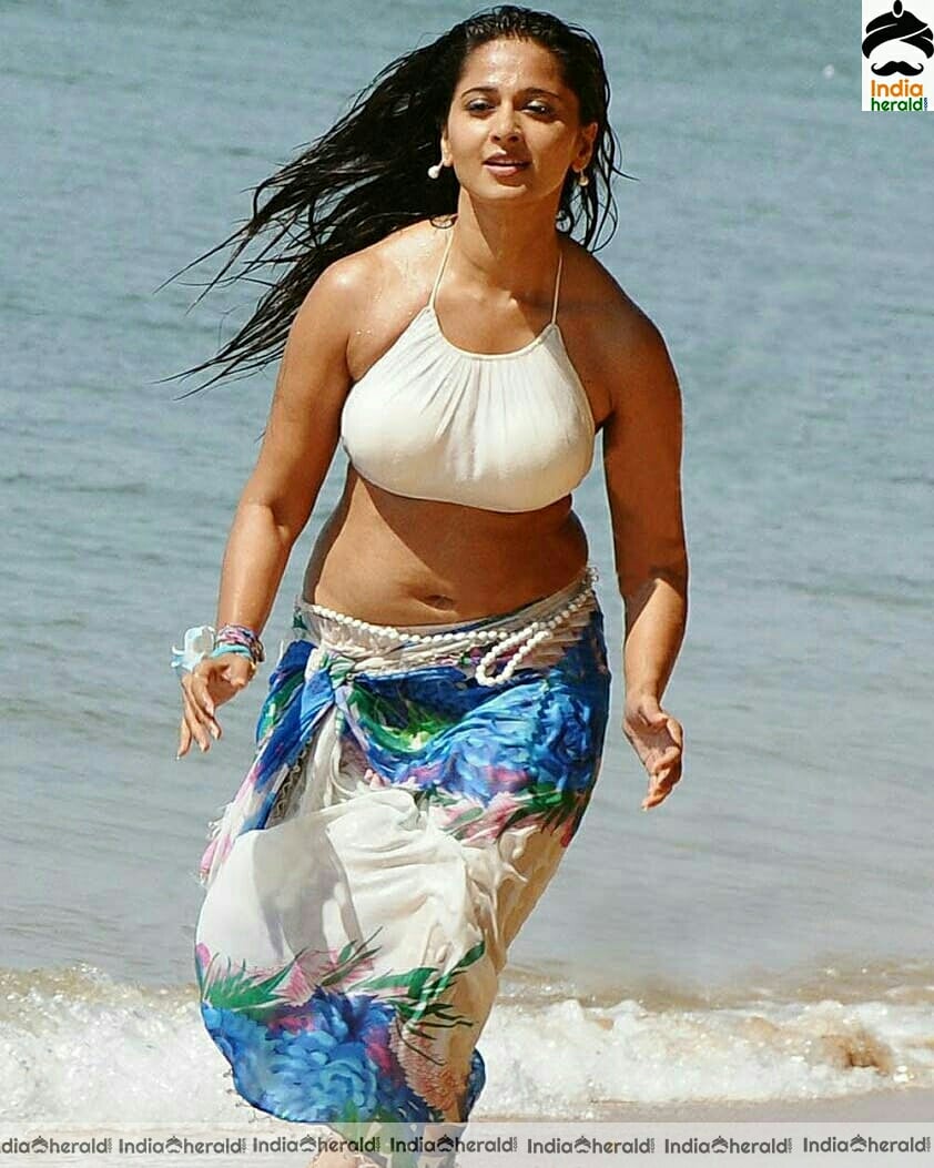 Hot Anushka shows her chubby belly and Navel in these photos