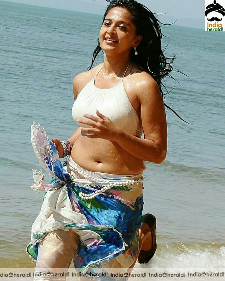 Hot Anushka shows her chubby belly and Navel in these photos