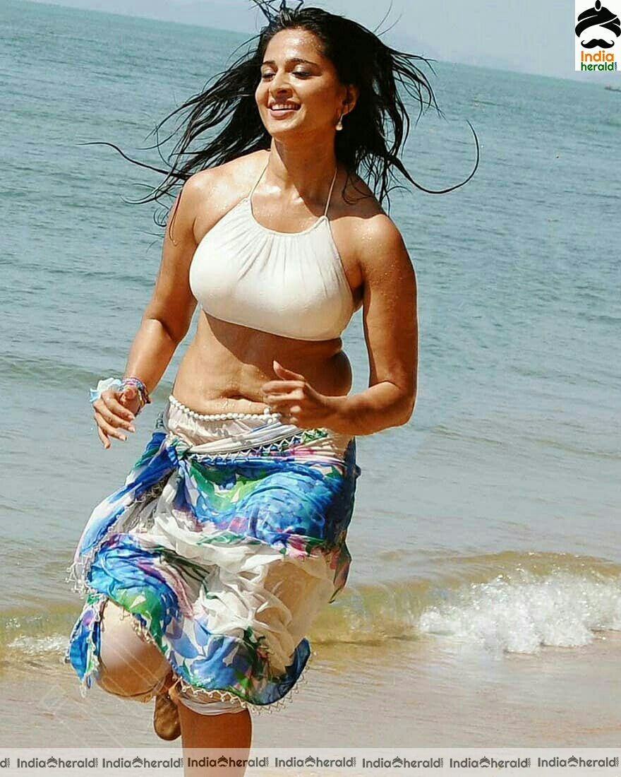 Hot Anushka shows her chubby belly and Navel in these photos