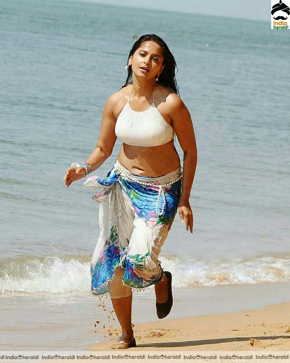 Hot Anushka shows her chubby belly and Navel in these photos