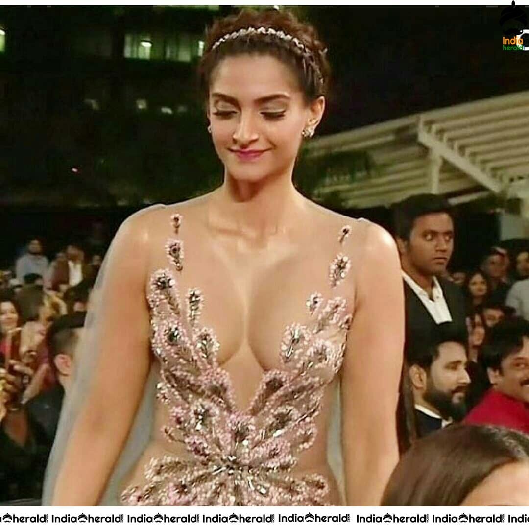 Hot Bollywood Actresses Exposing Too Hot to Handle Photos Collection Set 2