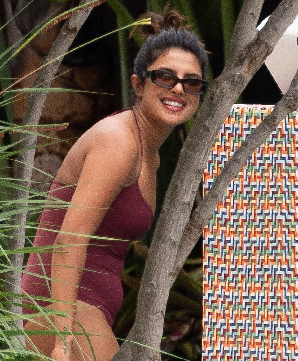 Hot Priyanka Chopra Bikini Photos Leaked And Going Viral