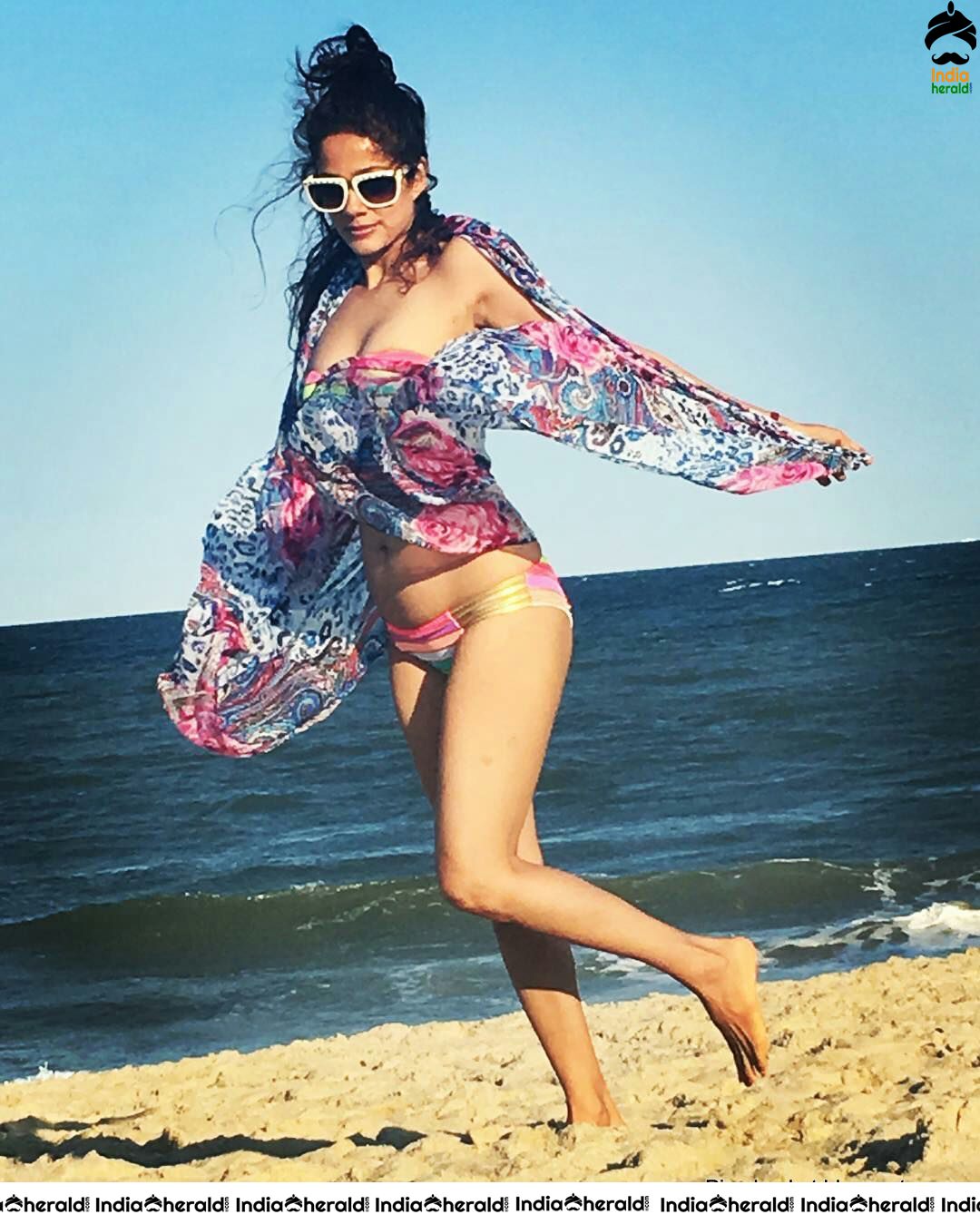 Hot Tempting Bikini Photos of Desi Beauty Actress Vidya Malvade Set 1