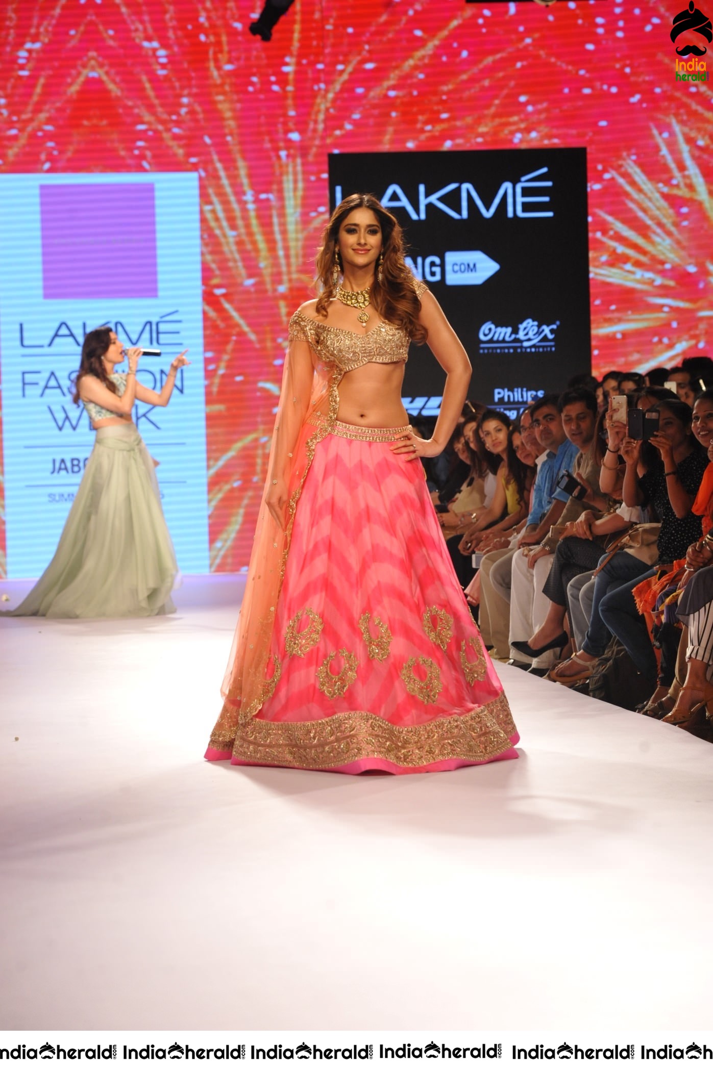 Ileana Shows her Sexy Belly and Teasing Navel while walking the ramp Set 1