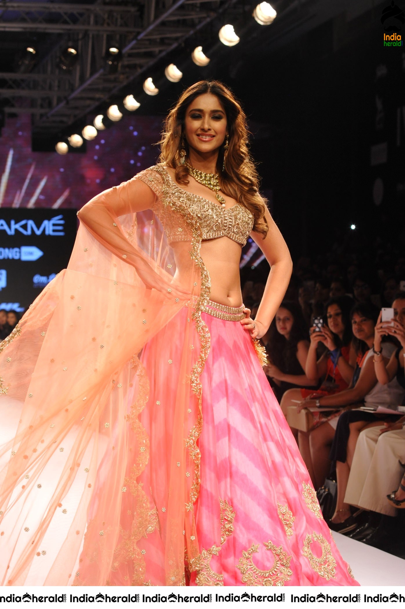 Ileana Shows her Sexy Belly and Teasing Navel while walking the ramp Set 1