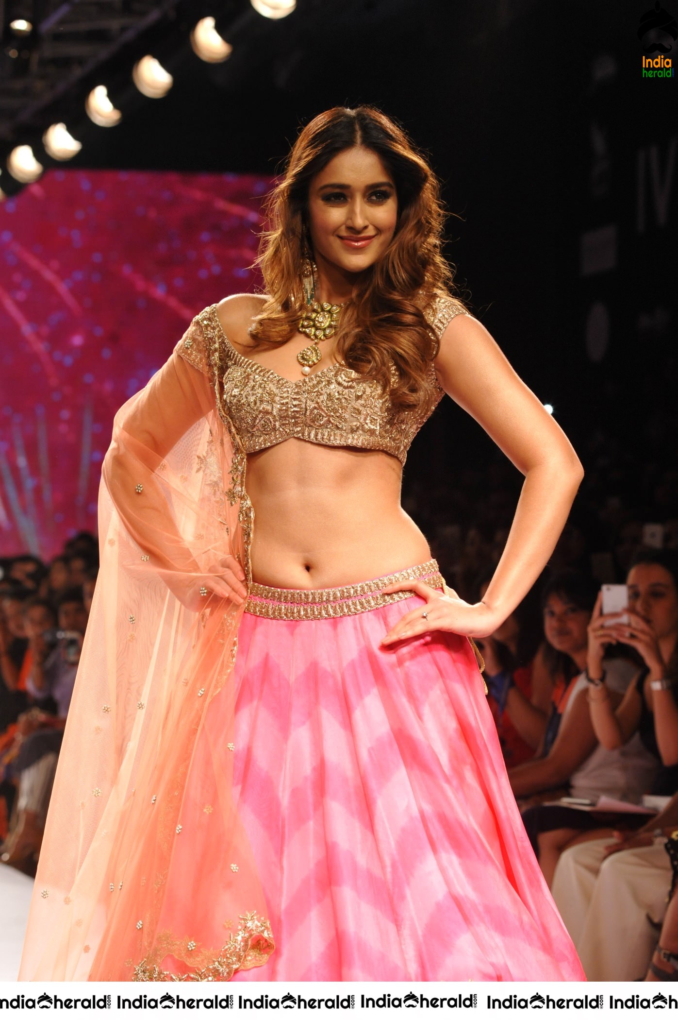 Ileana Shows her Sexy Belly and Teasing Navel while walking the ramp Set 1