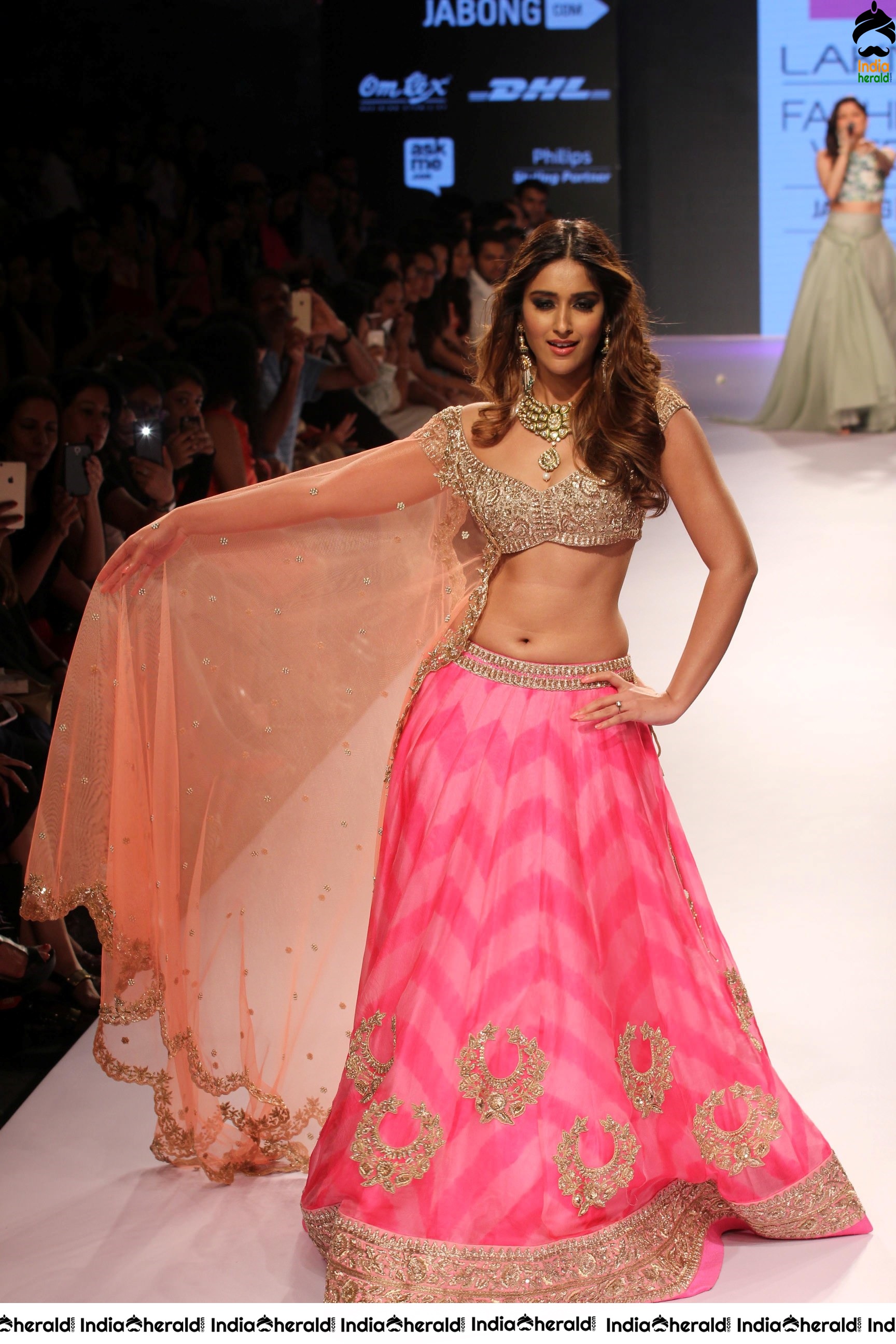 Ileana Shows Her Sexy Belly And Teasing Navel While Walking The Ramp Set 2