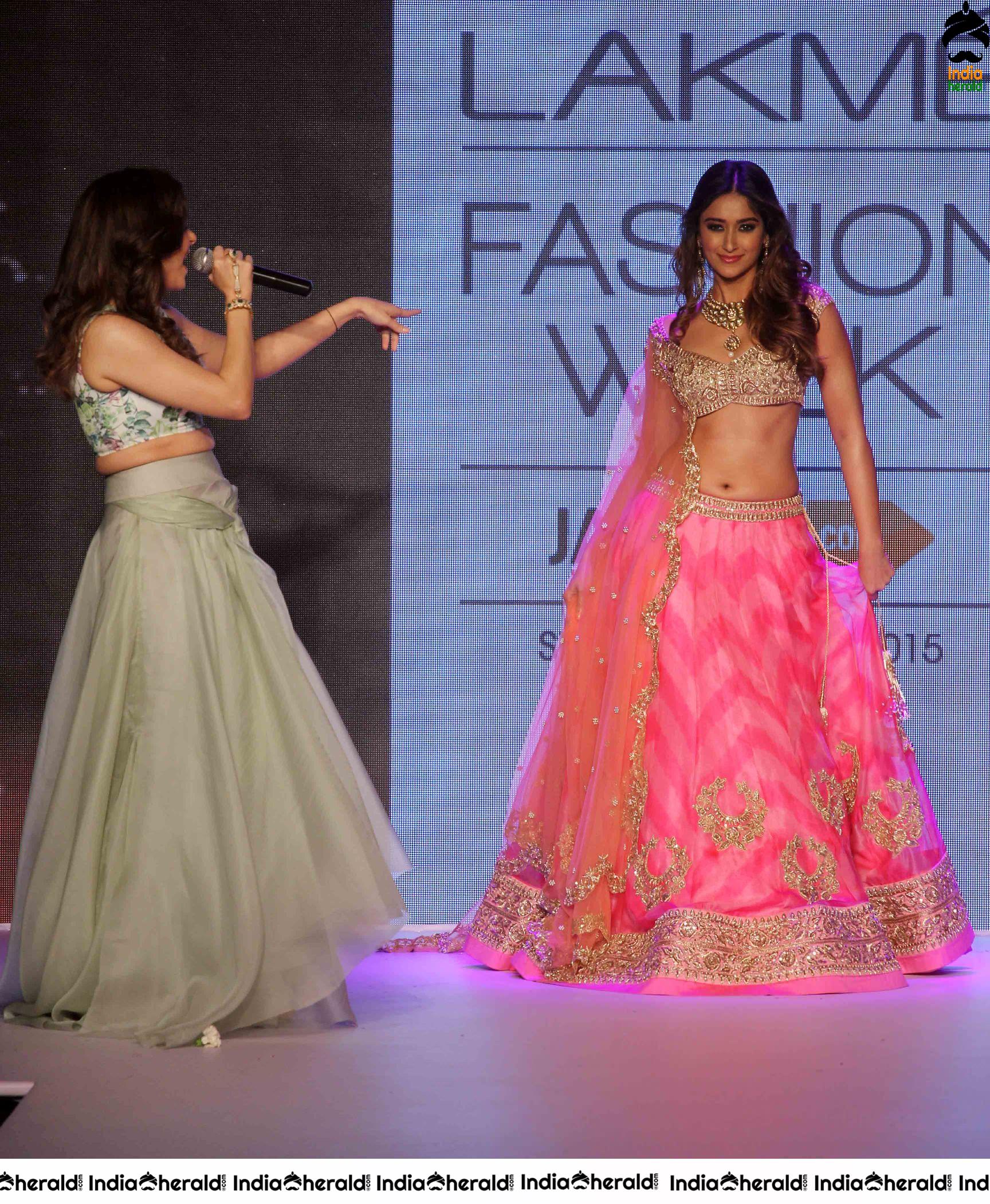Ileana Shows Her Sexy Belly And Teasing Navel While Walking The Ramp Set 2